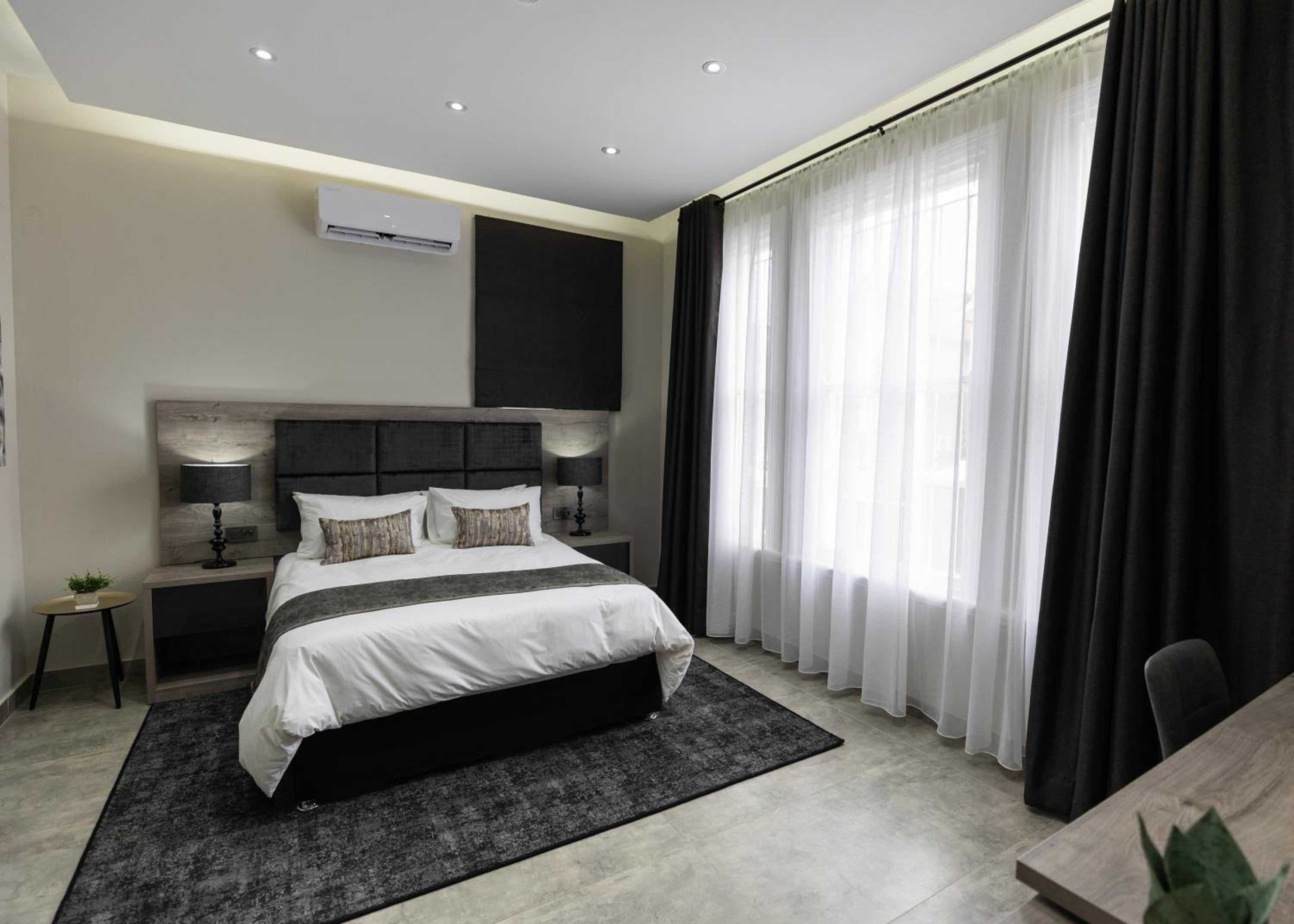 Deluxe Queen Suite - Photo 4