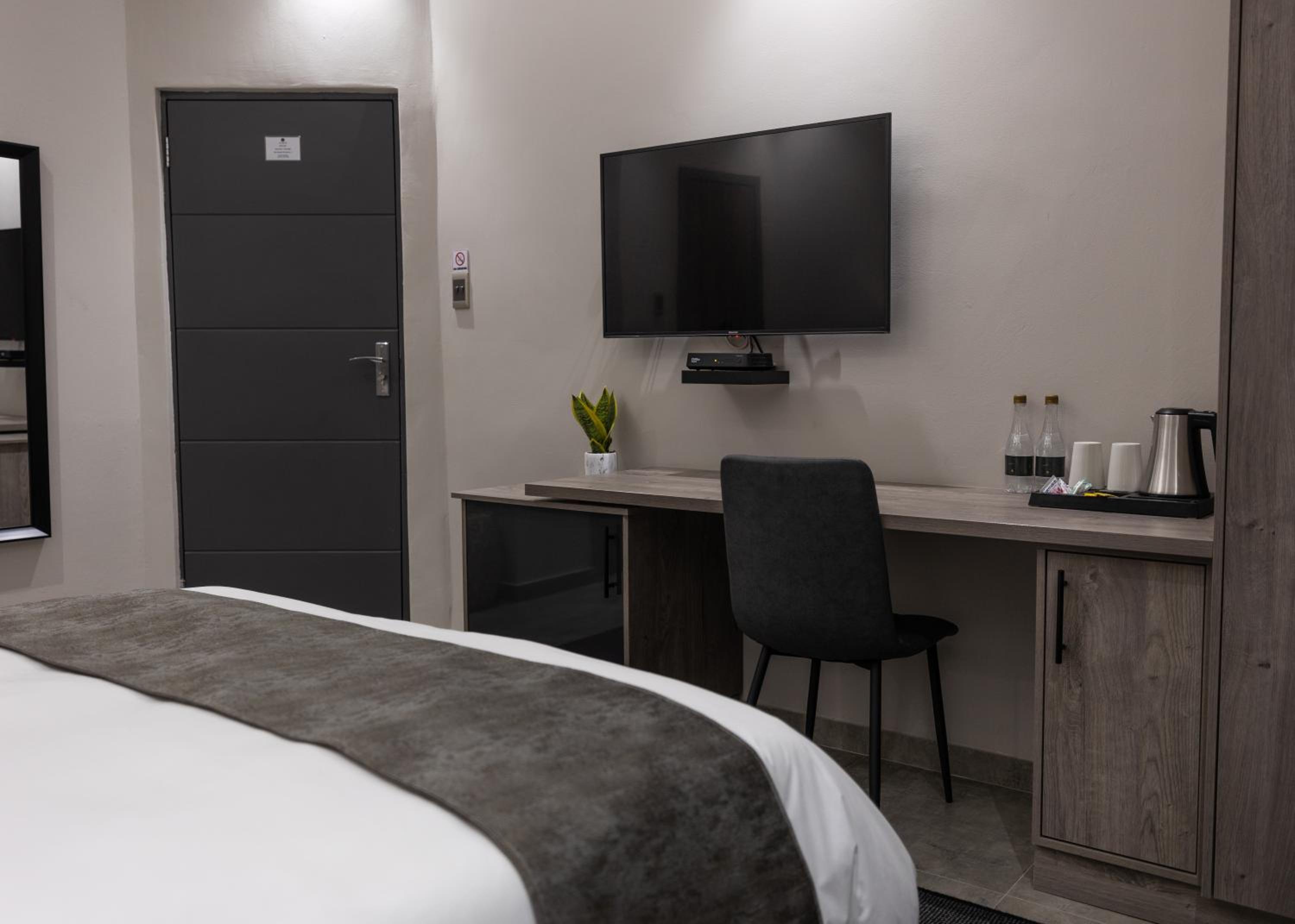 Deluxe Queen Suite - Photo 2