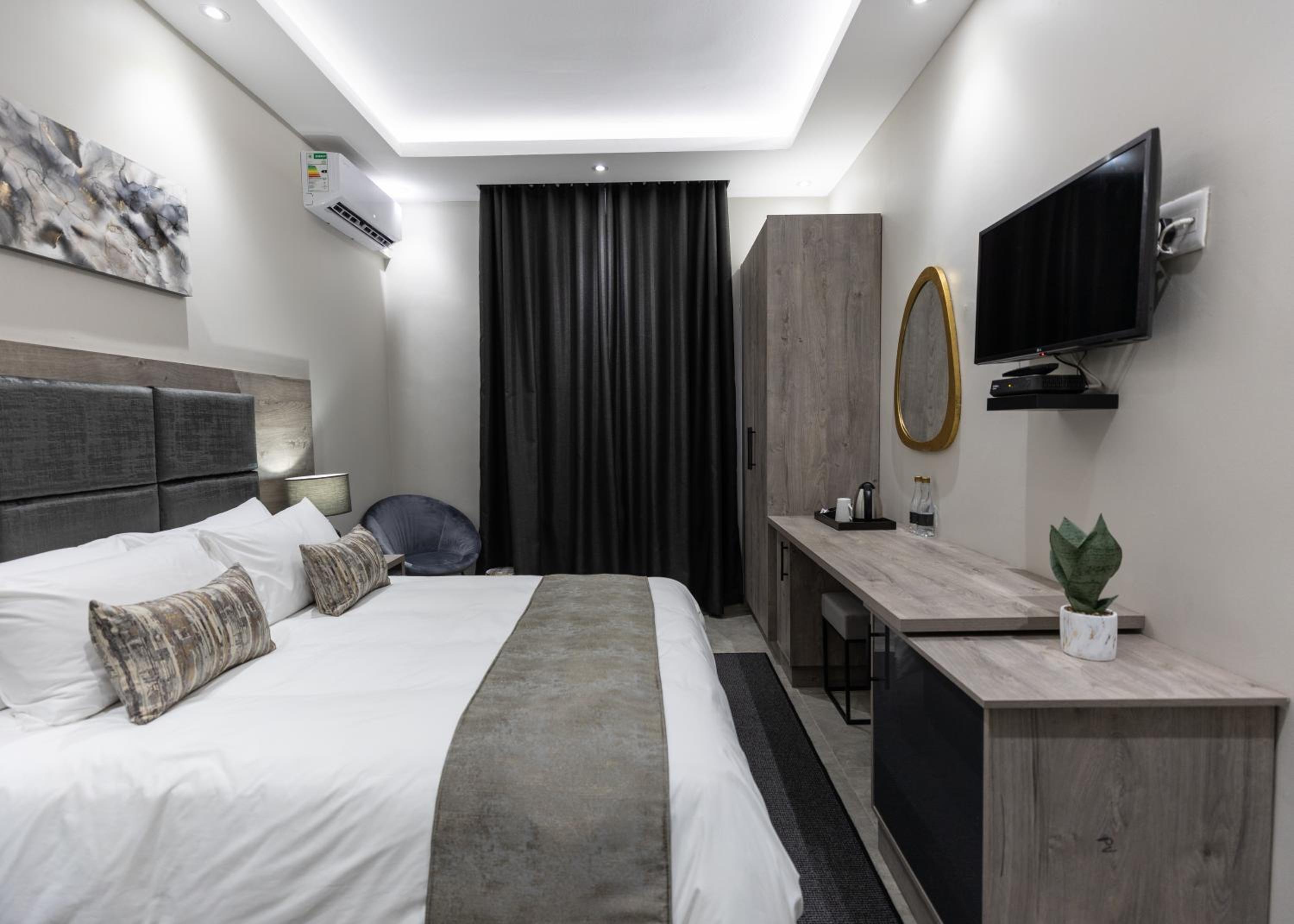 Deluxe Queen Suite - Photo 10
