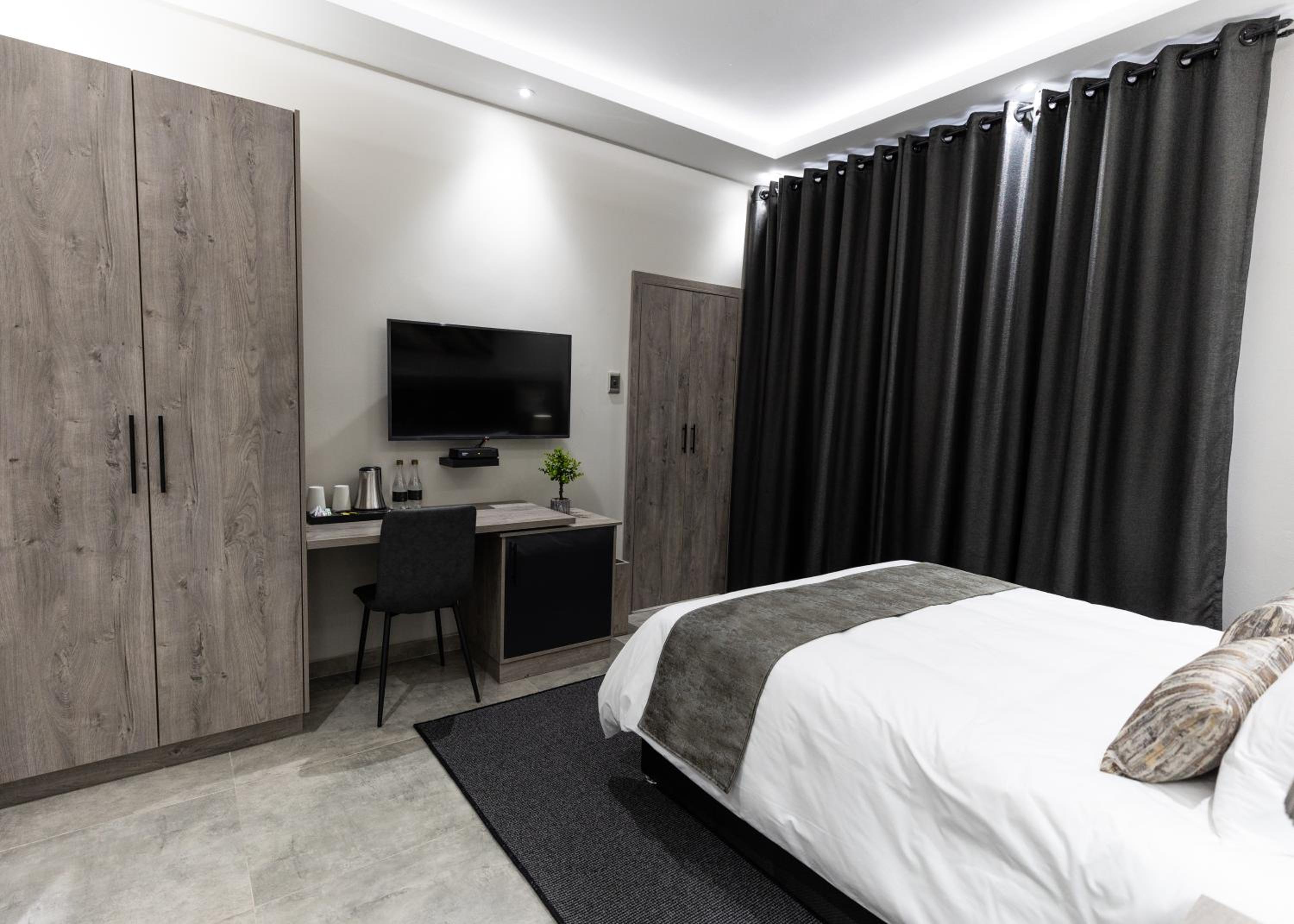 Deluxe Queen Suite - Photo 11