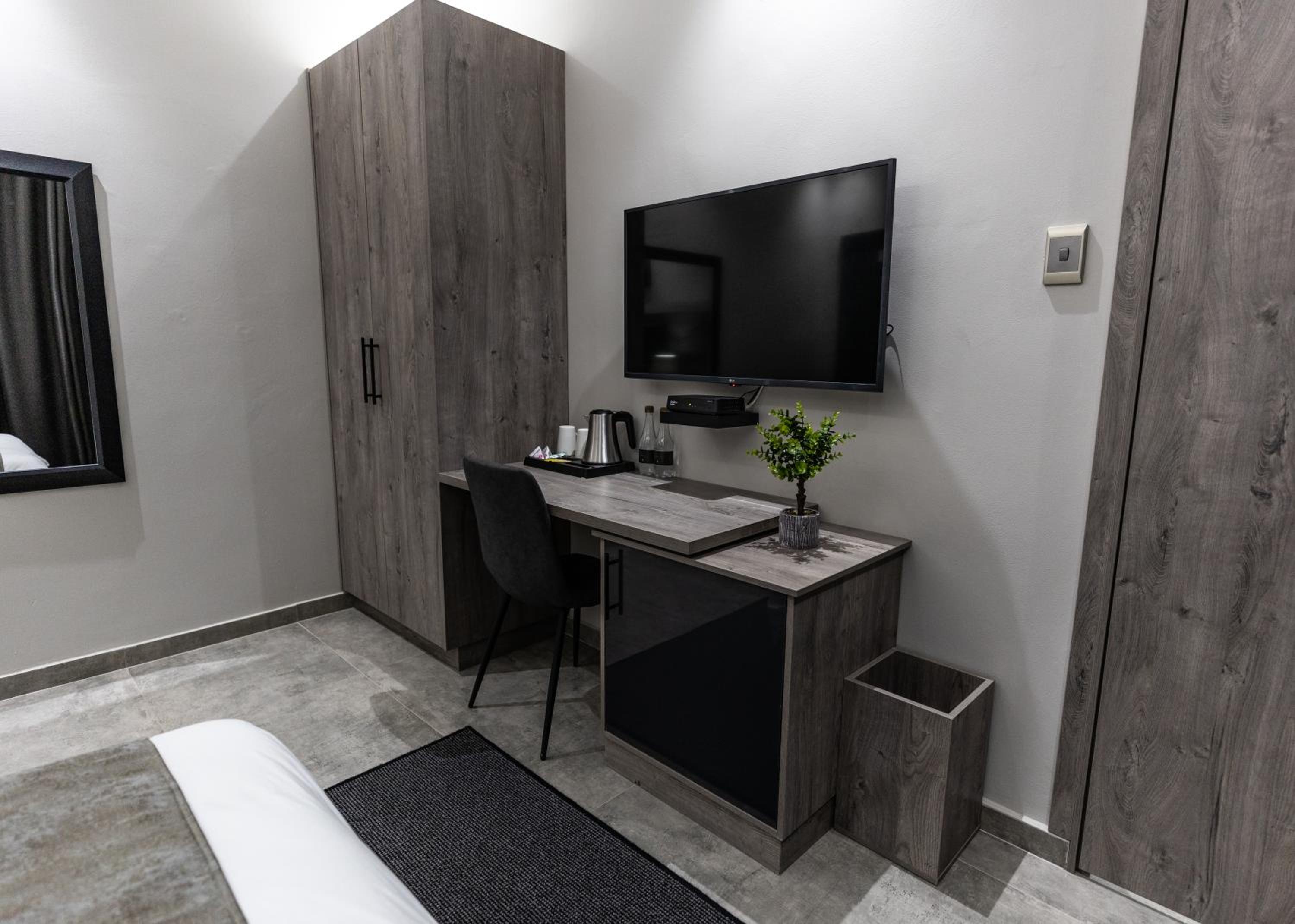 Deluxe Queen Suite - Photo 12