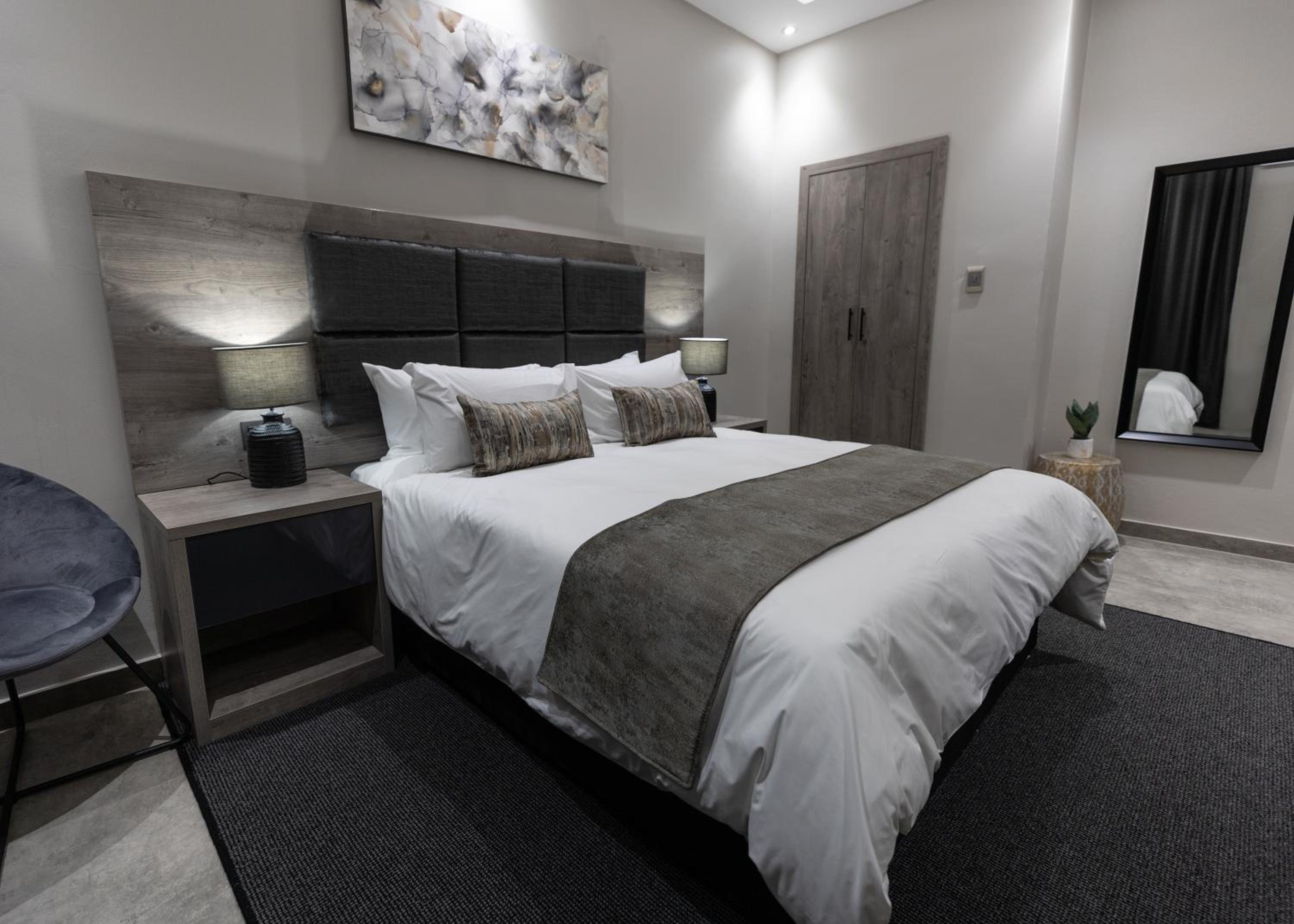 Deluxe Queen Suite - Photo 13