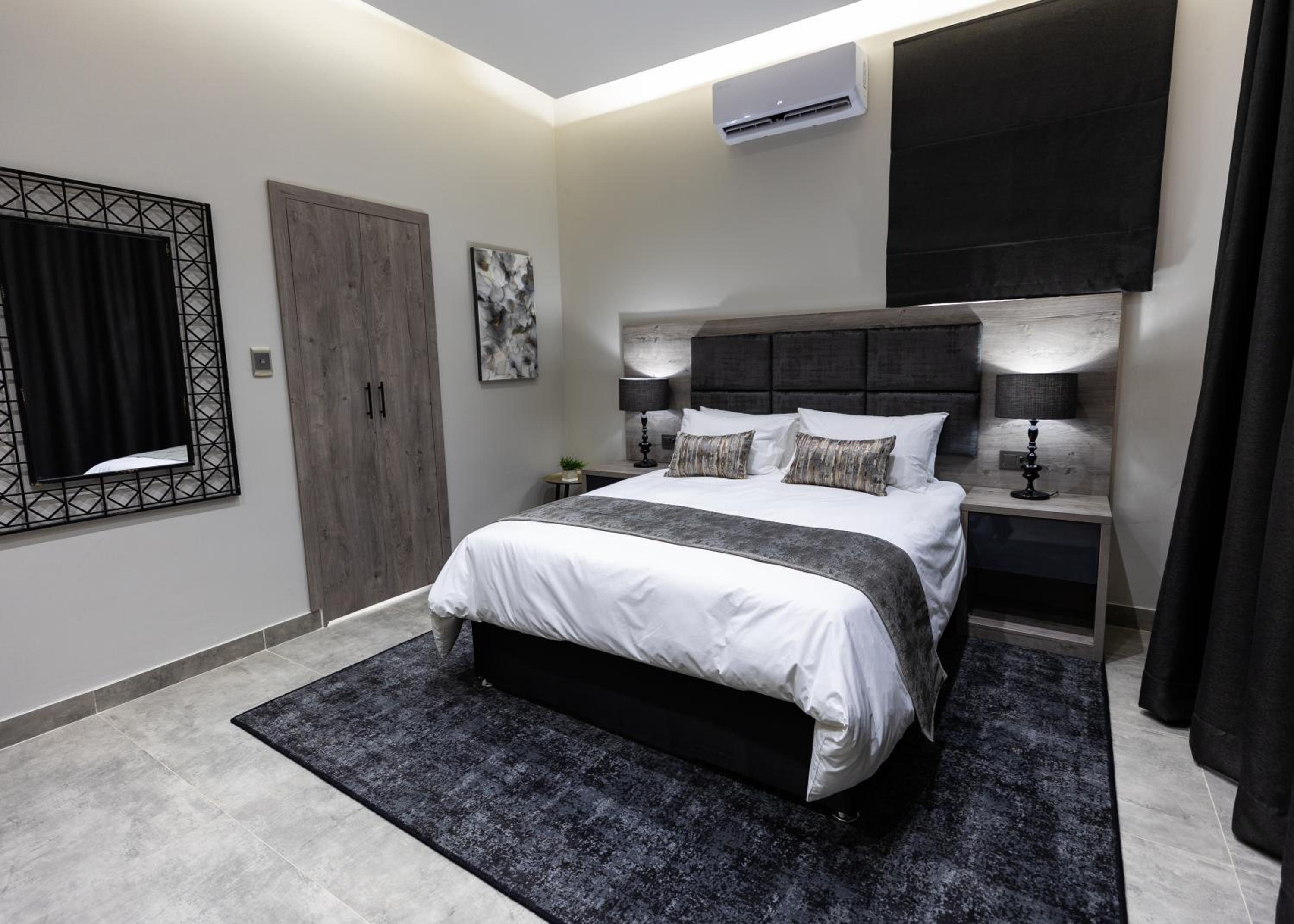 Deluxe Queen Suite - Photo 14