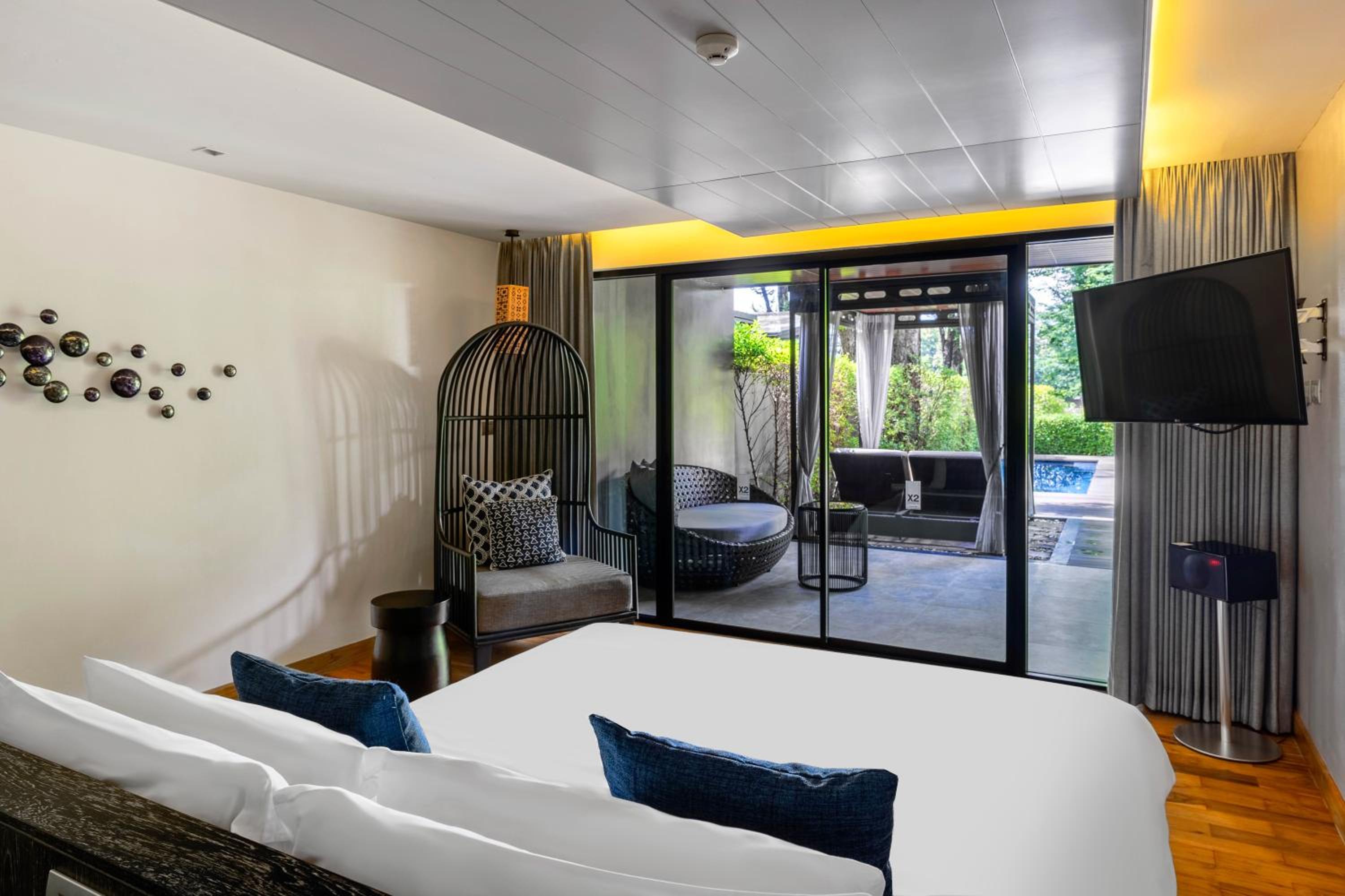 Pool Suite - Photo 1