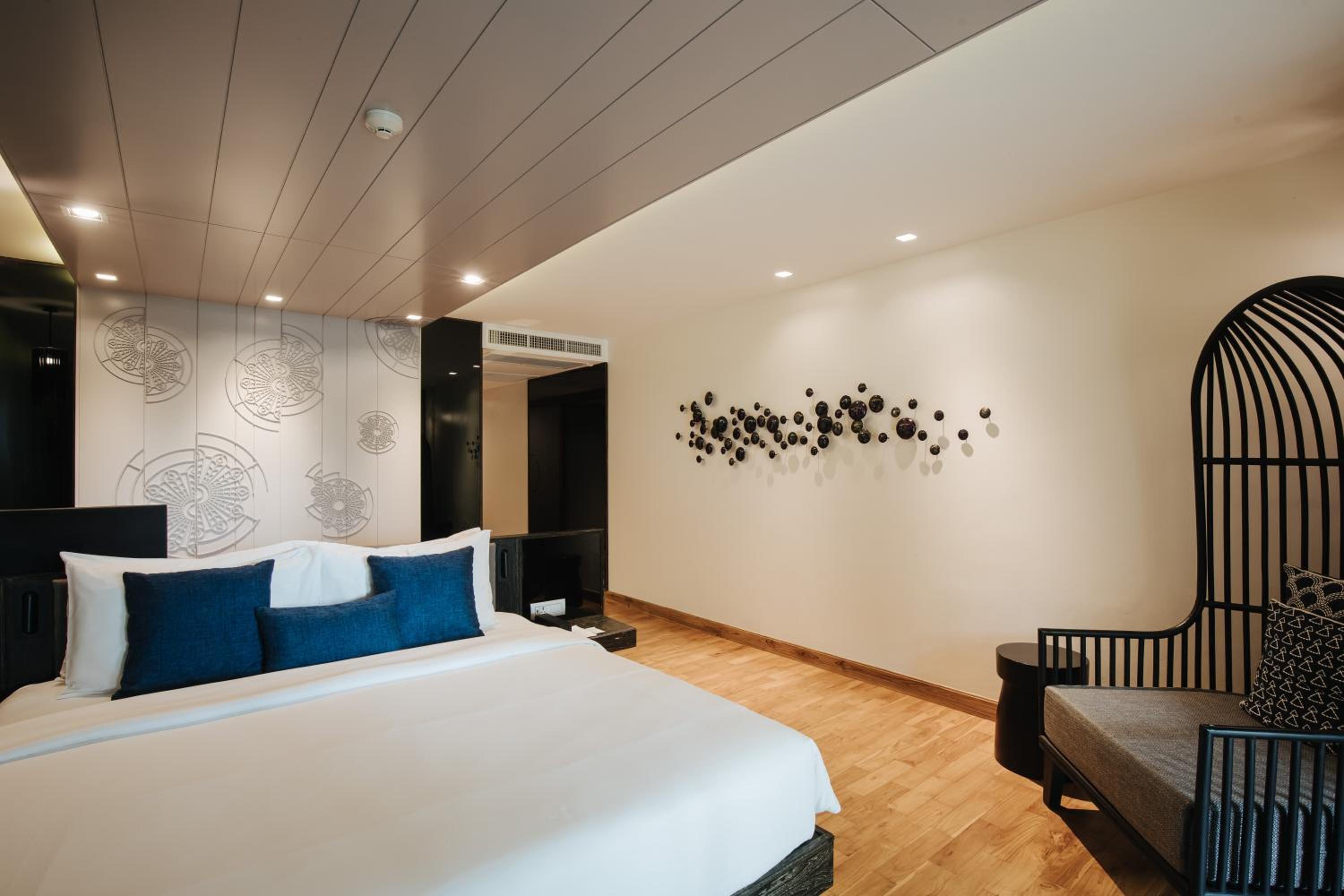 Pool Suite - Photo 11