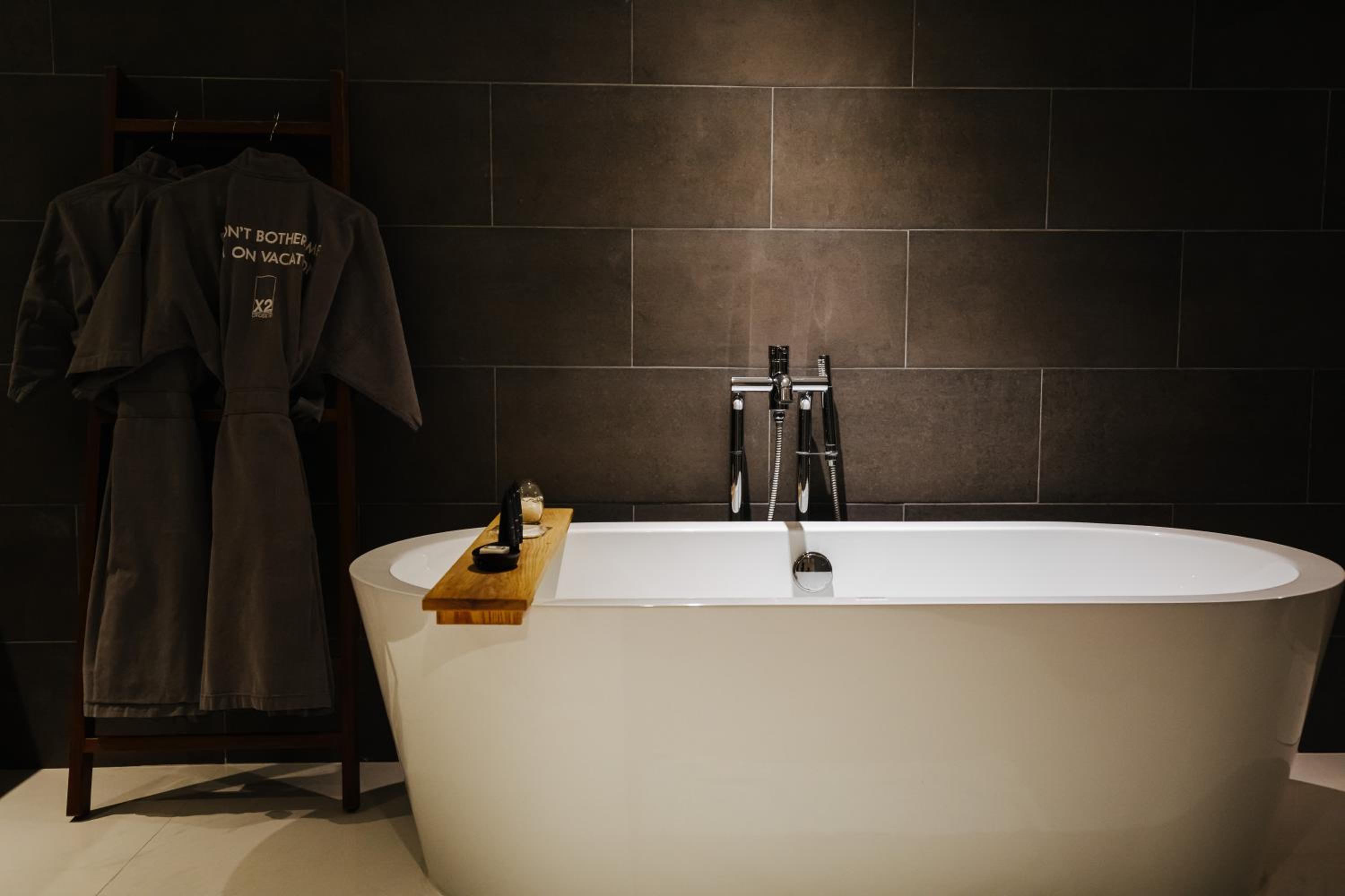 Pool Suite - Photo 2