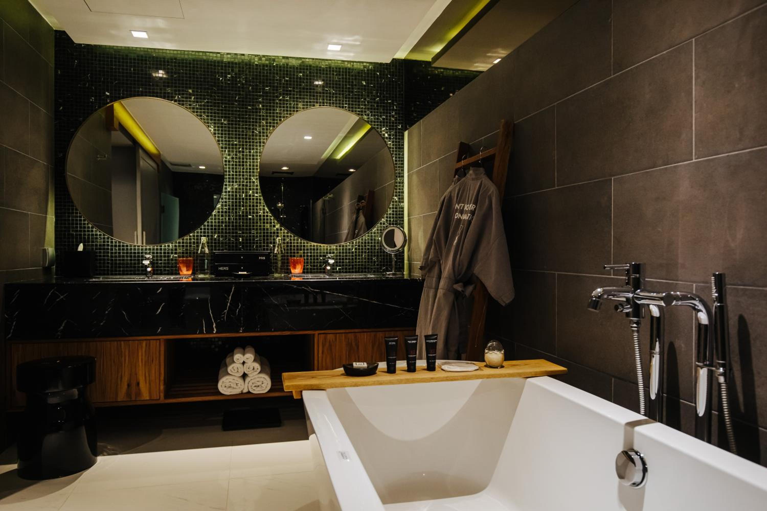 Pool Suite - Photo 9