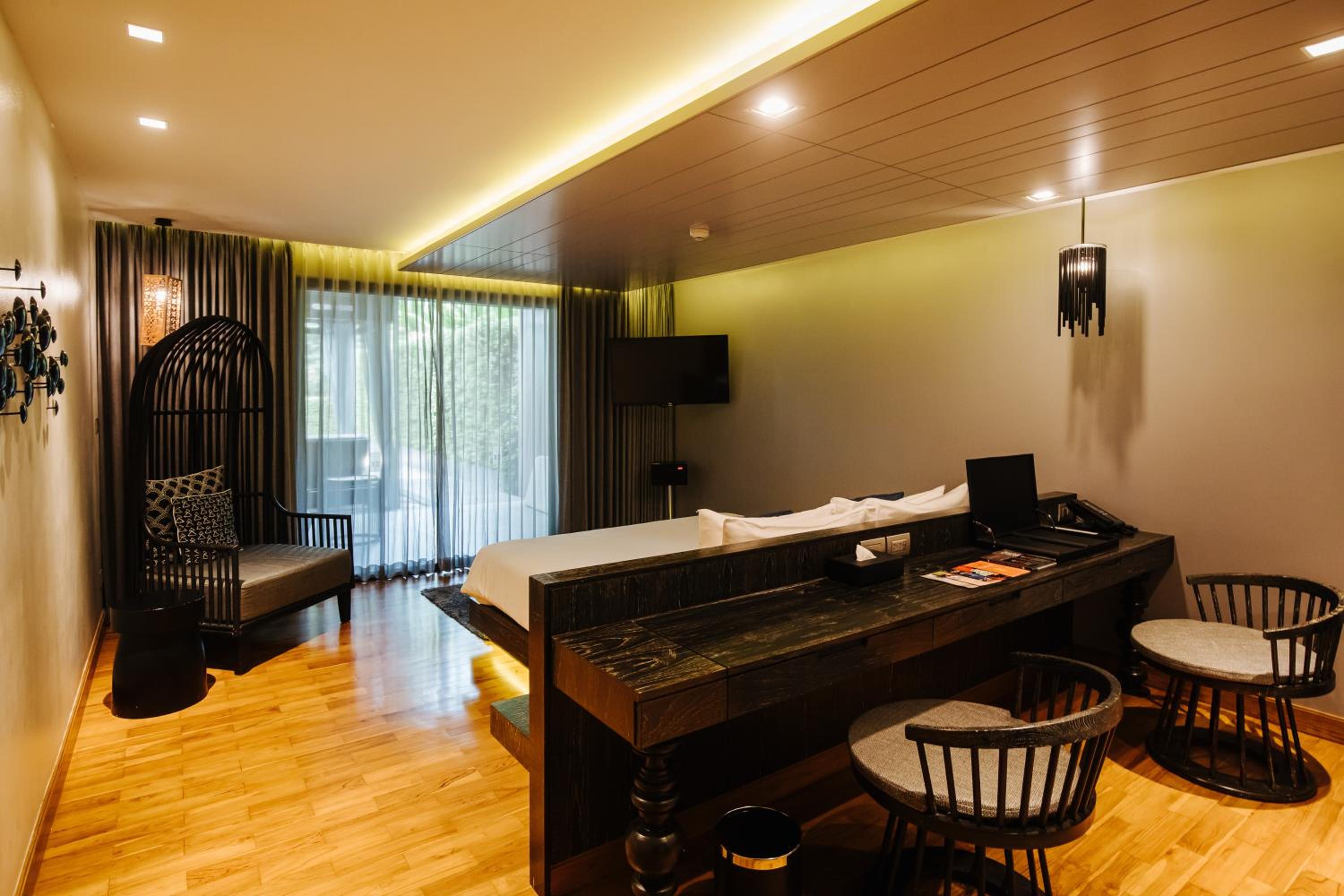 Pool Suite - Photo 10