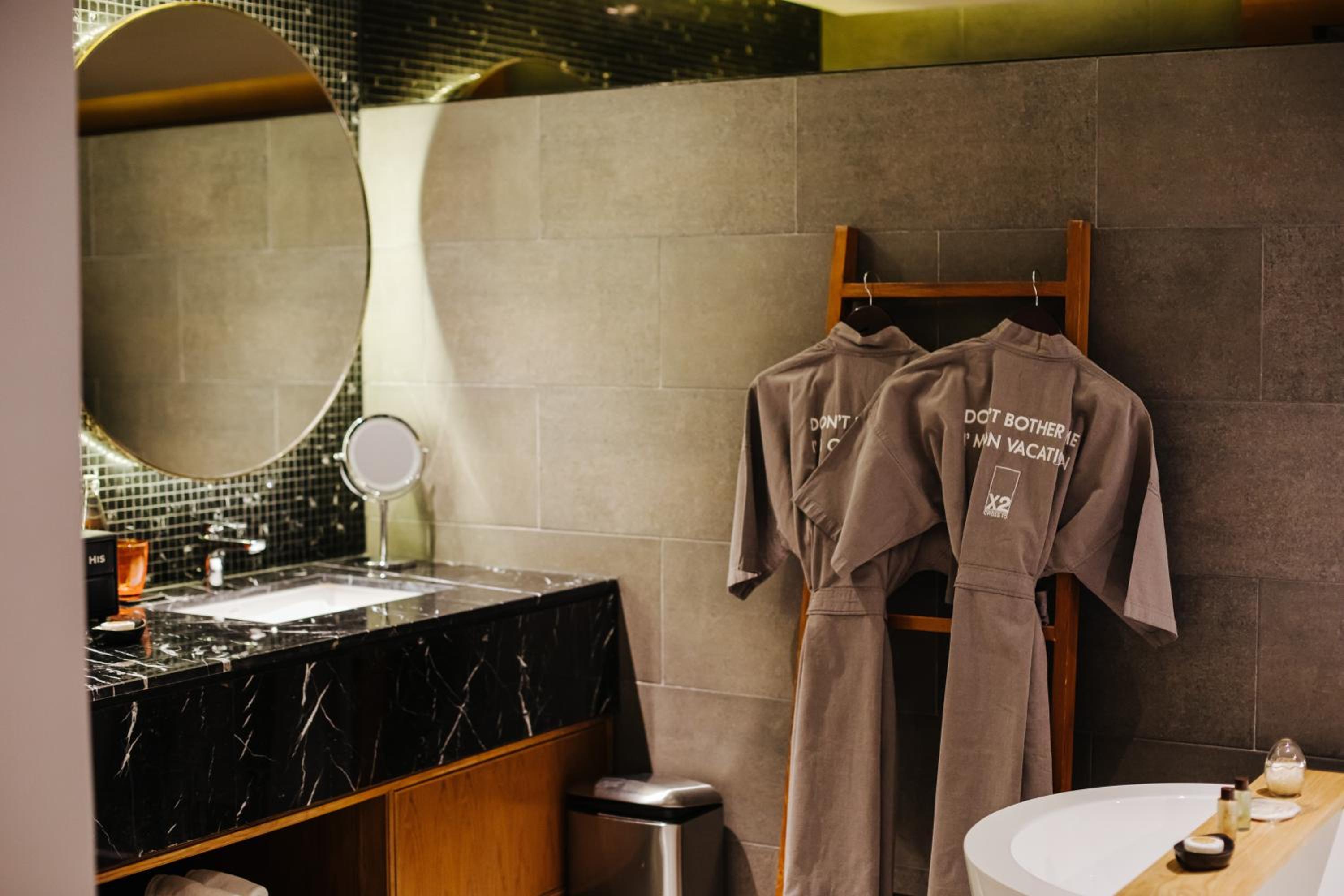 Pool Suite - Photo 3