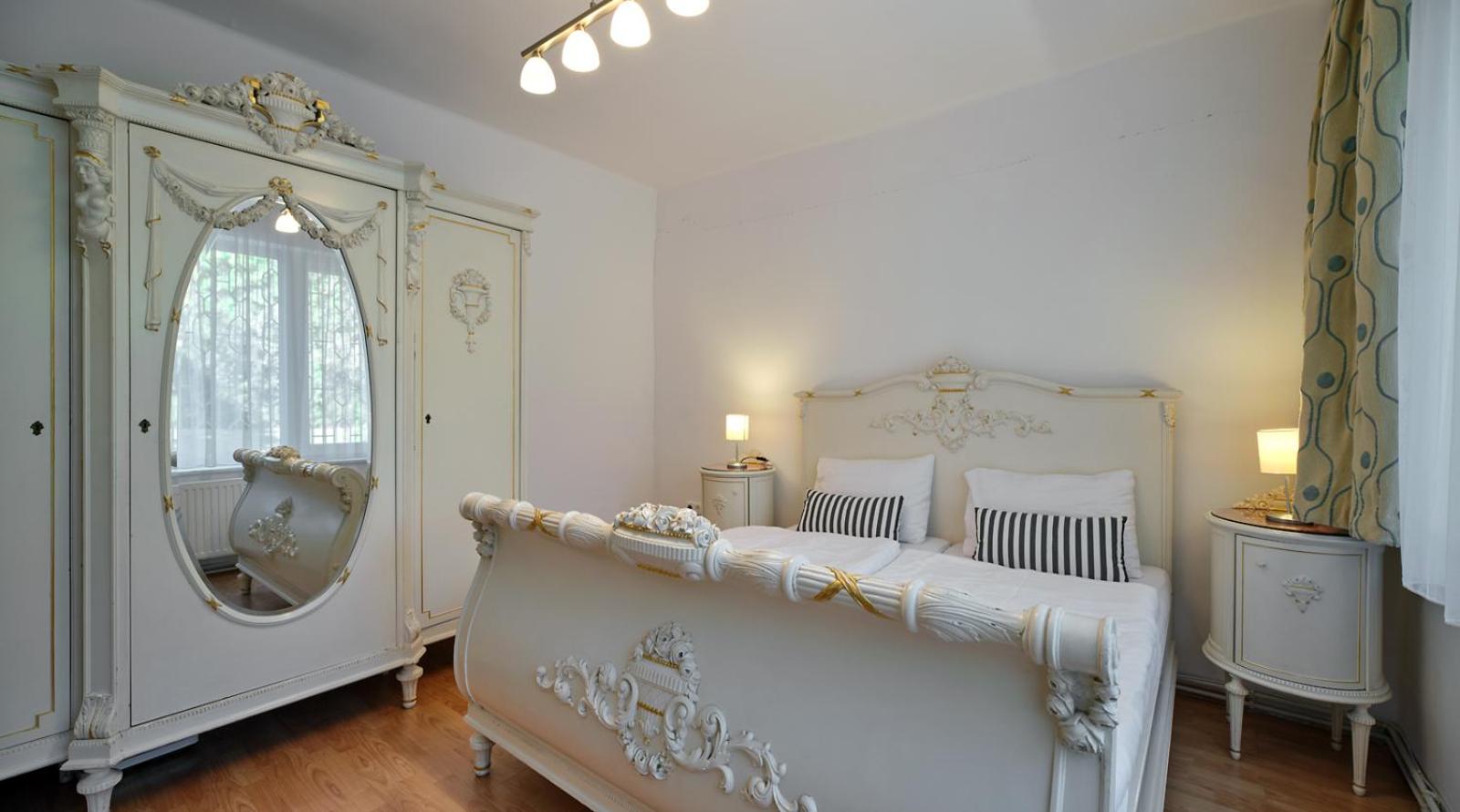 Five-Bedroom House photo 1
