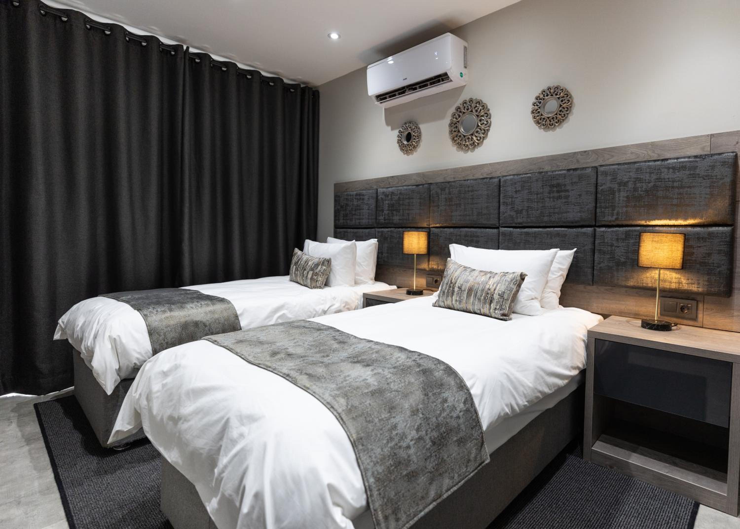 Small Twin Room - Photo 3