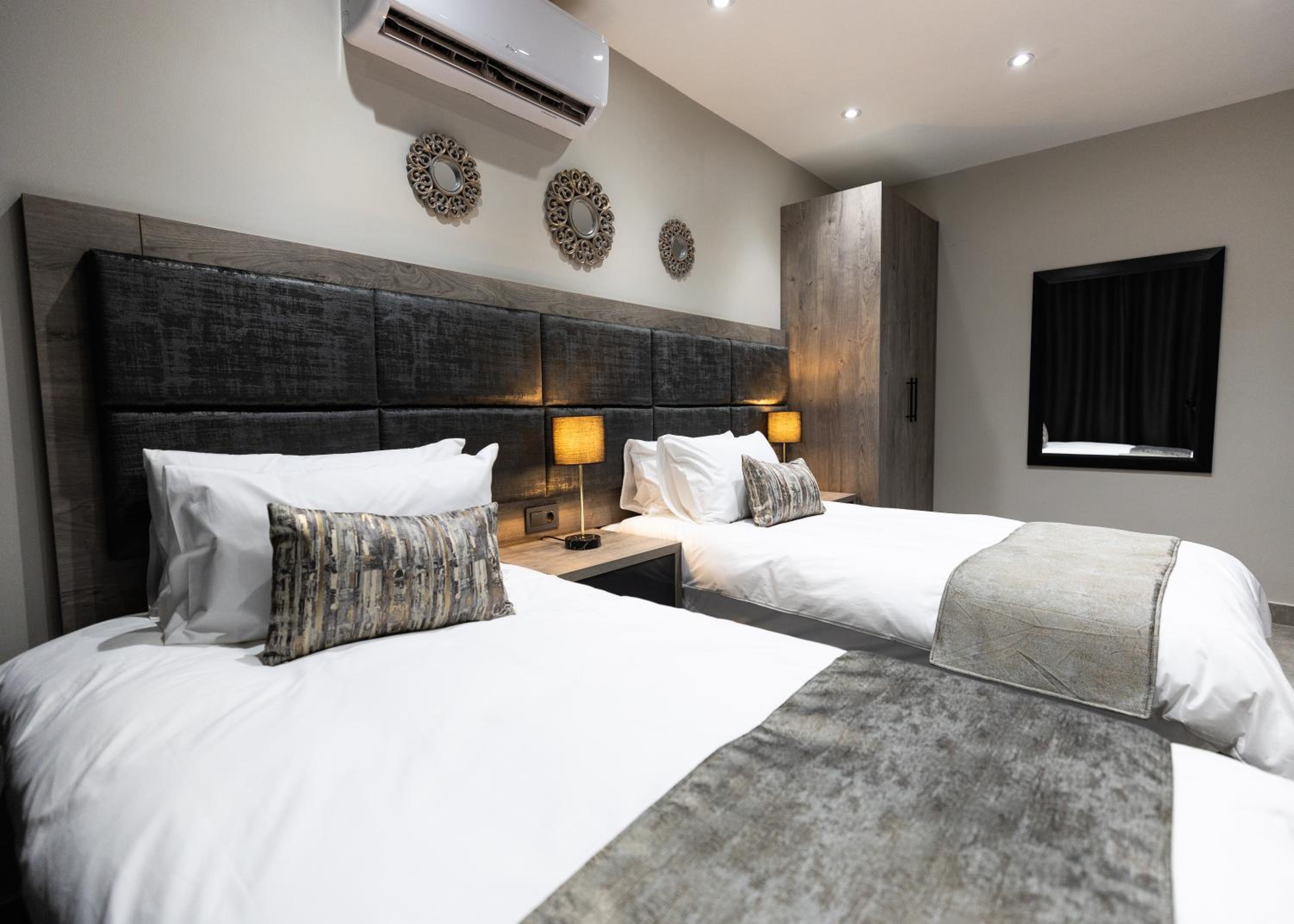 Small Twin Room - Photo 1