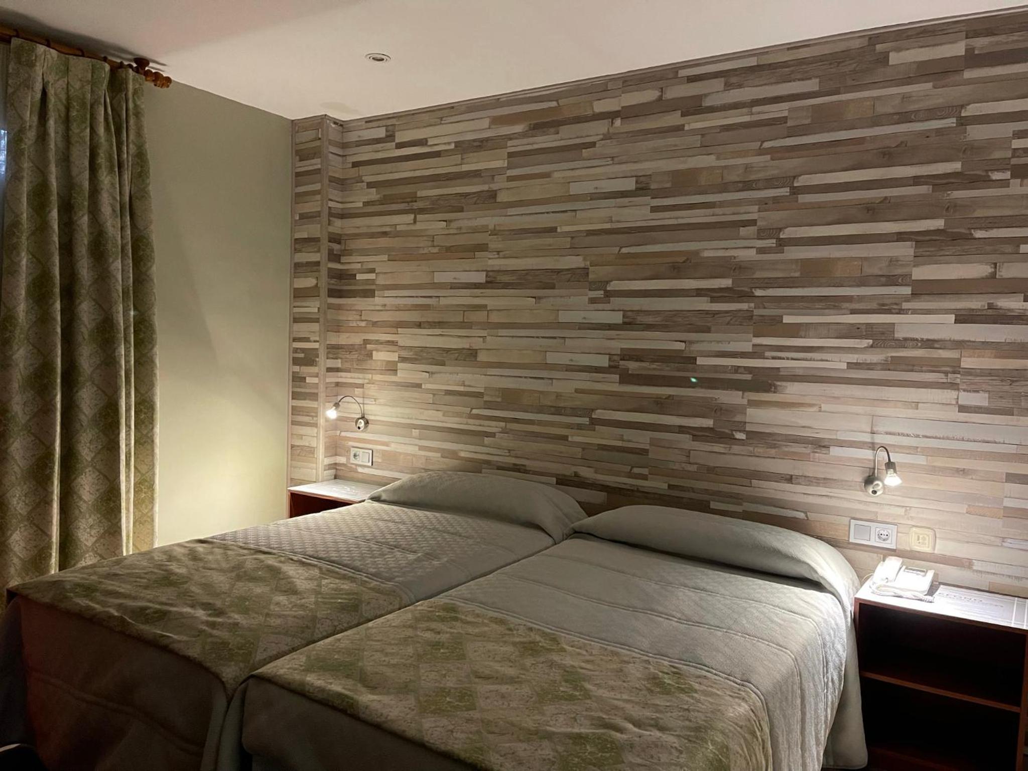 Twin Room - Photo 3