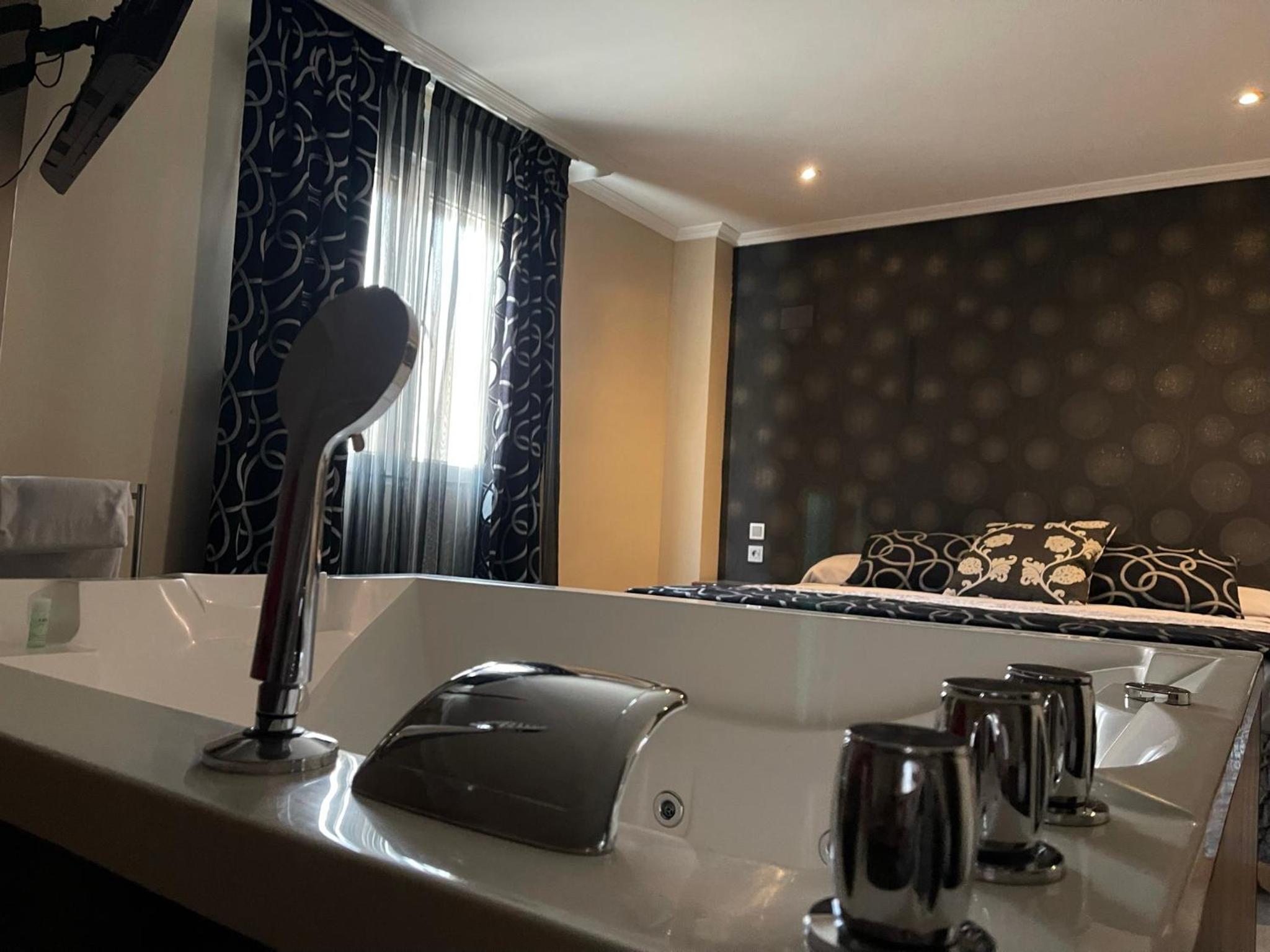 King Suite with Spa Bath - Photo 3
