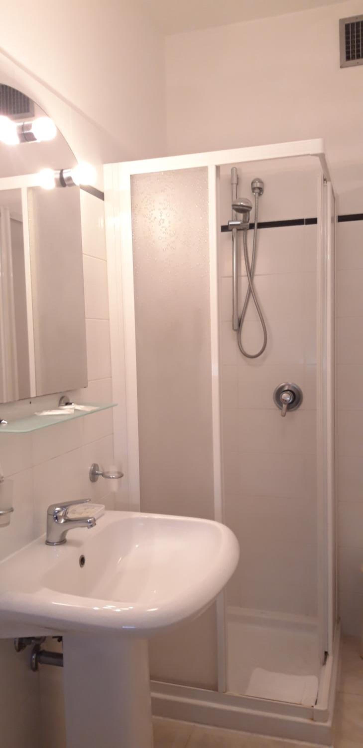 Double Room with Balcony - Photo 8