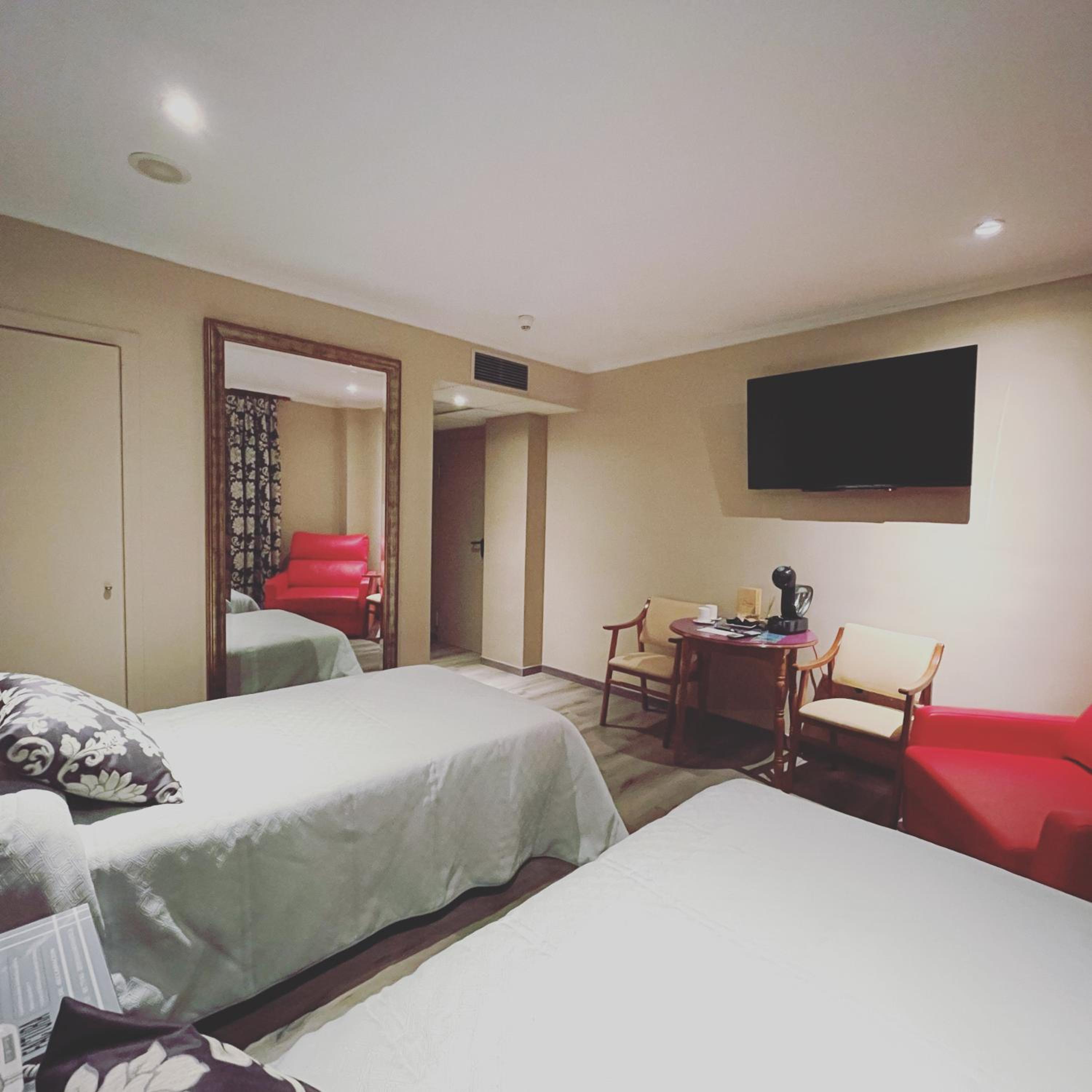 Twin Room - Photo 9