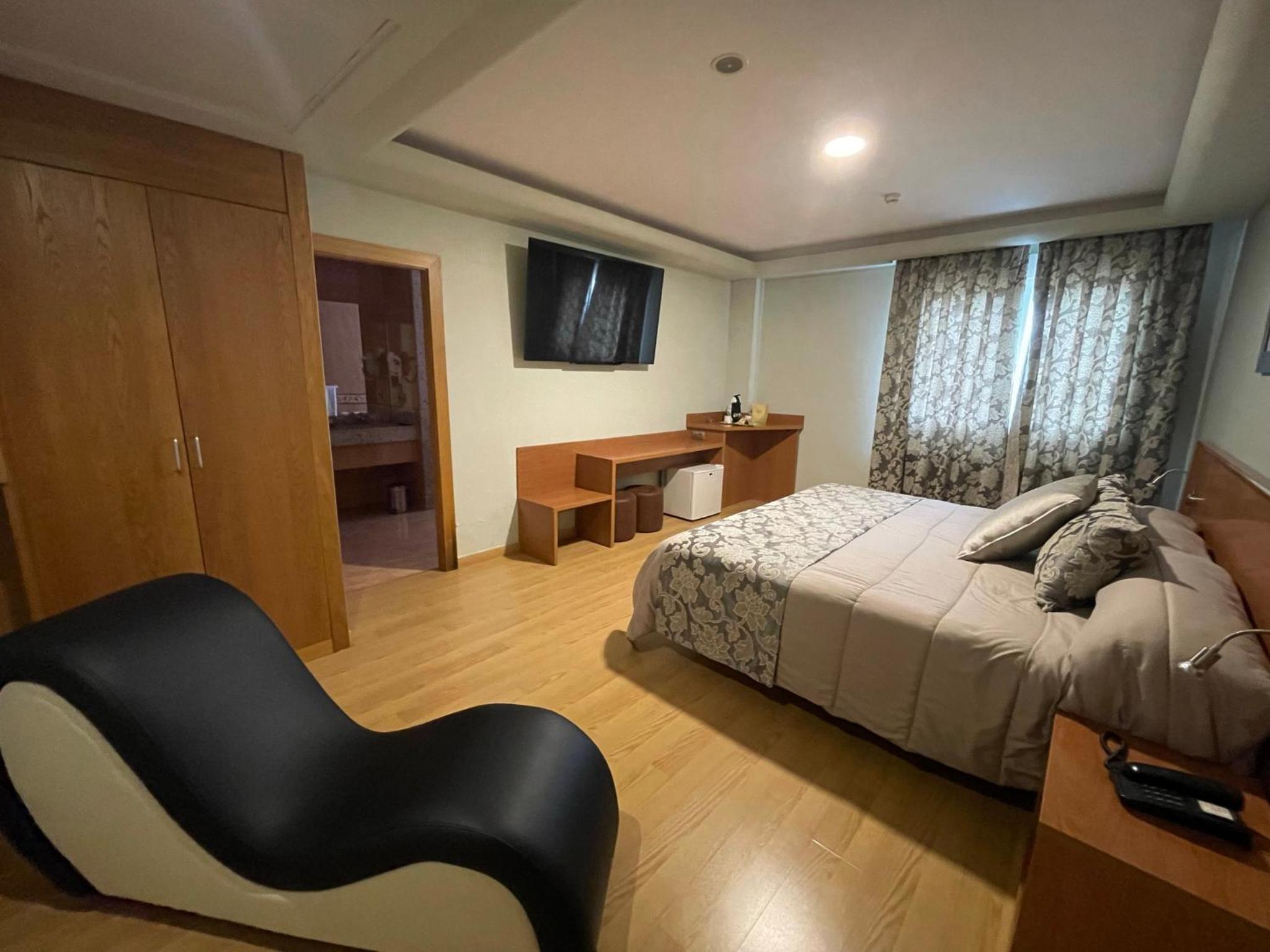 Deluxe Suite - Photo 23