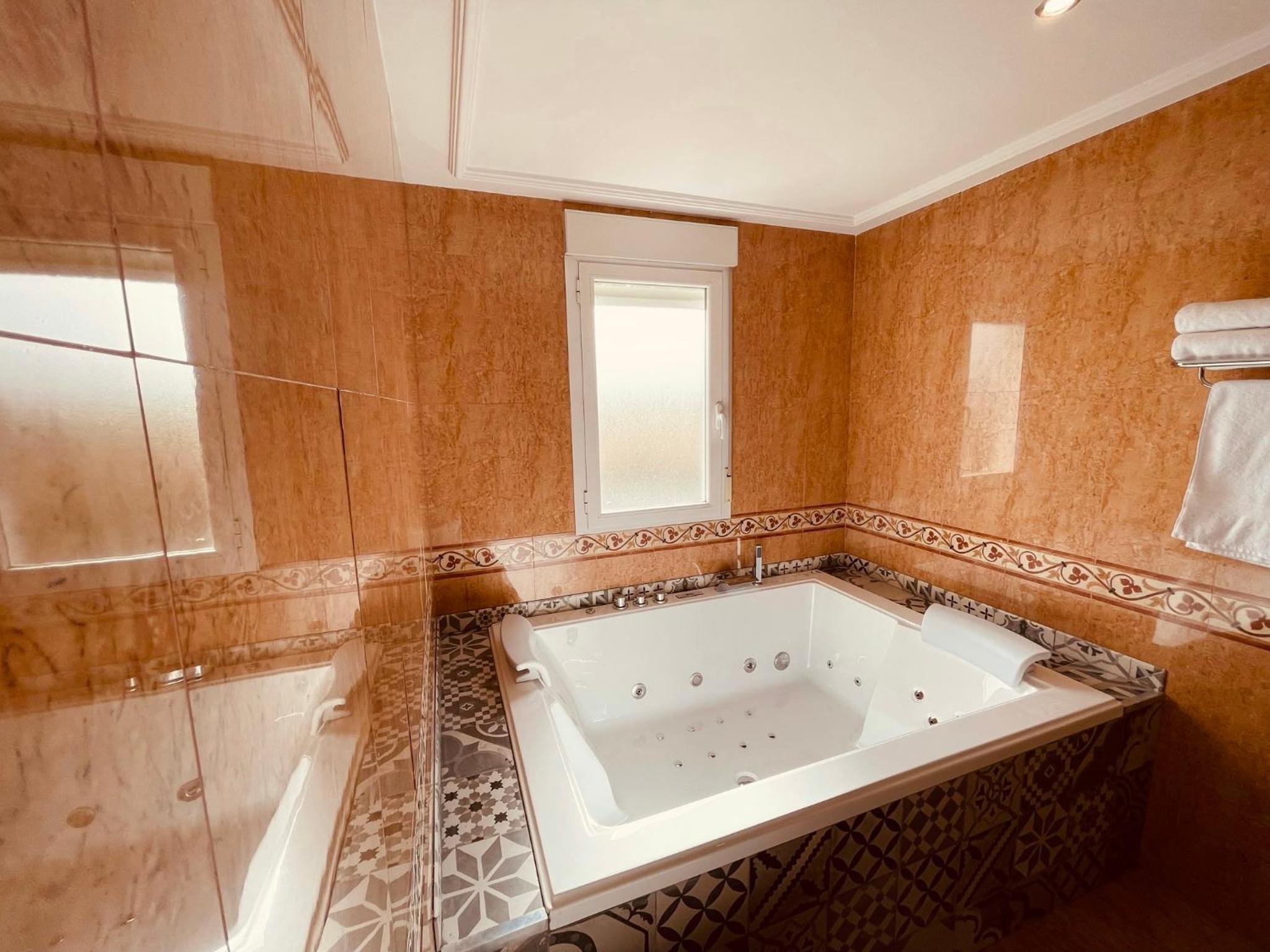 Suite with Spa Bath - Photo 4