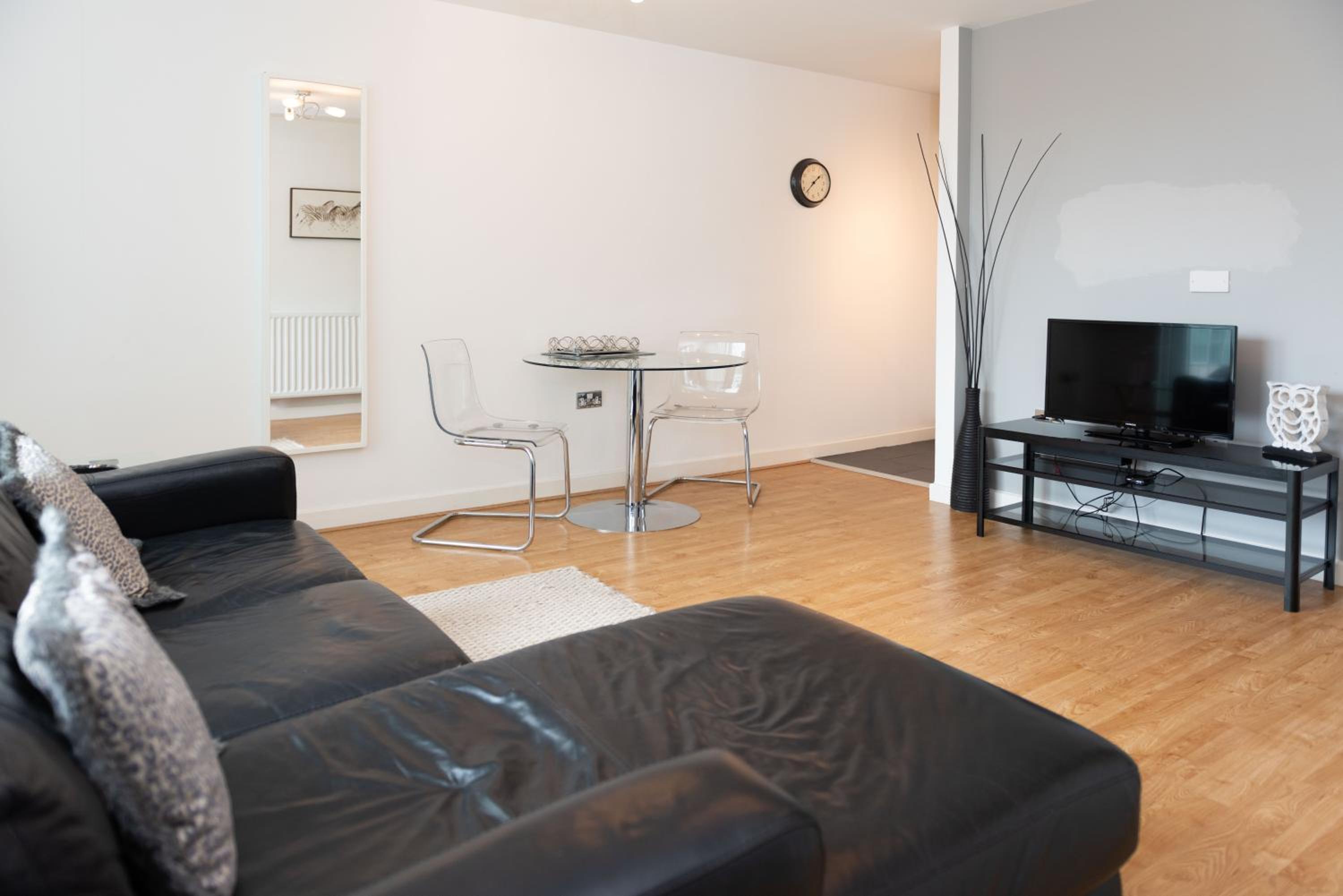 One-Bedroom Apartment photo 1