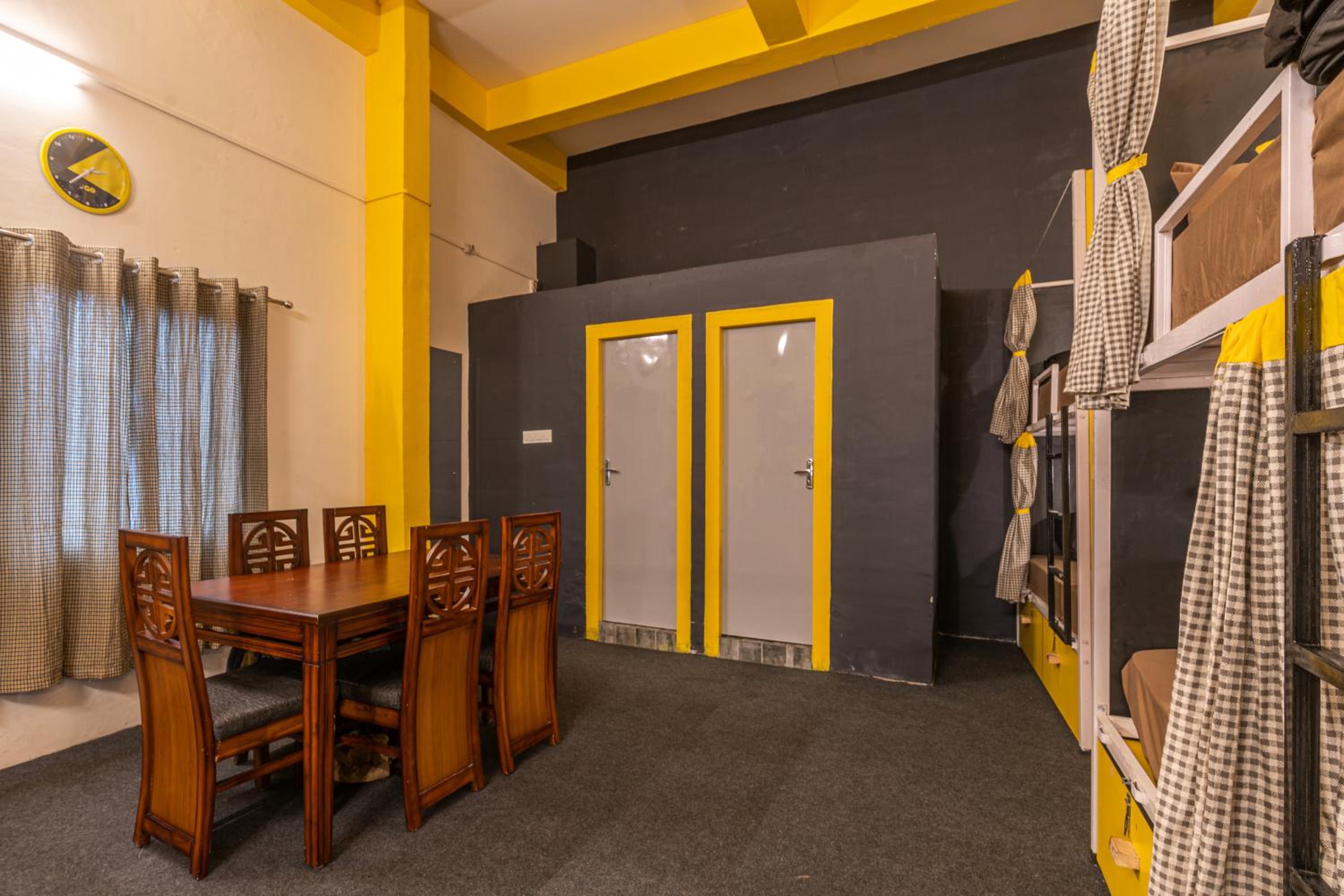 Bed in 10-Bed Mixed Dormitory Room with Garden View photo 2