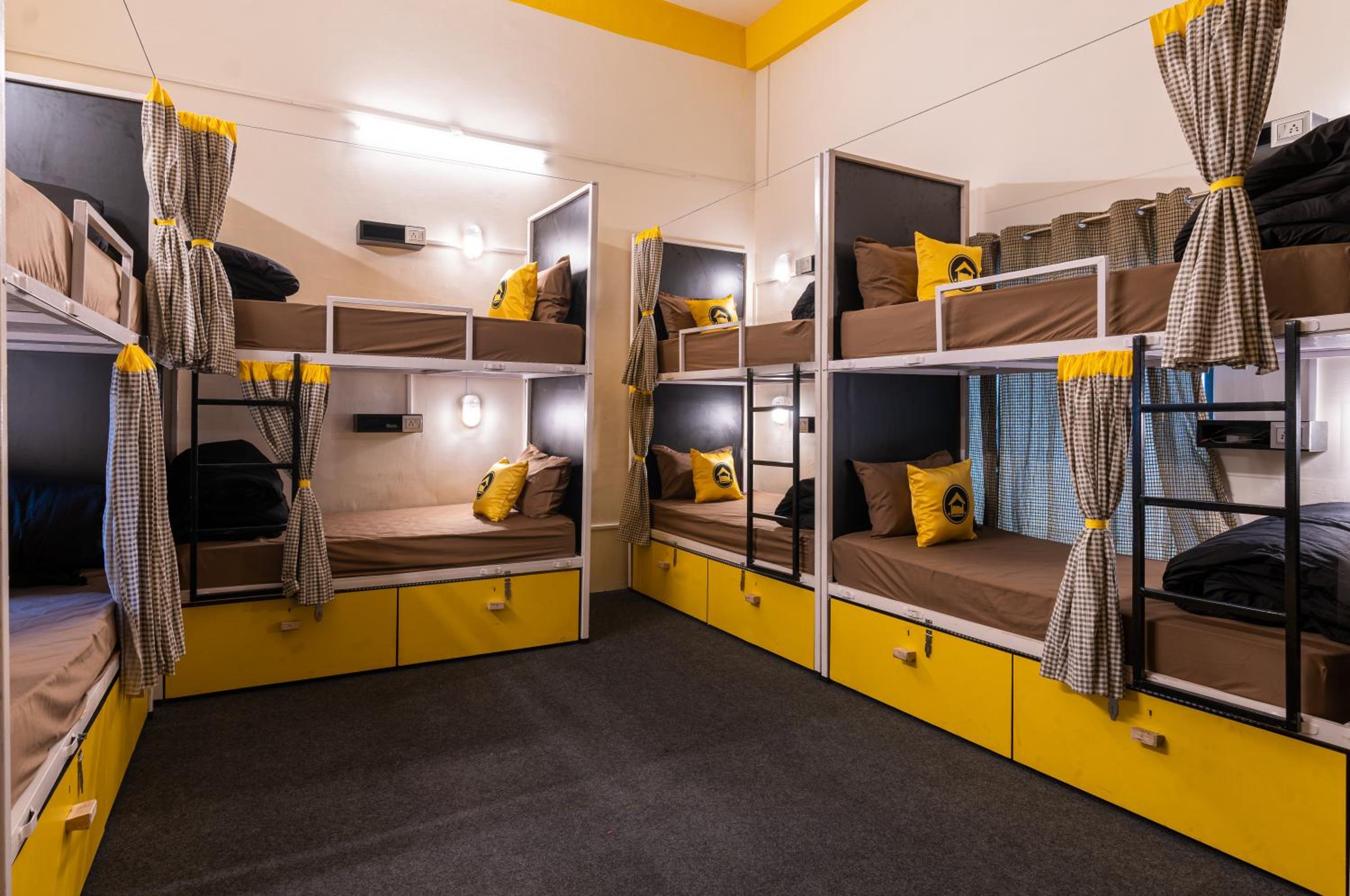 Bed in 8-Bed Mixed Dormitory Room with Garden View photo 3