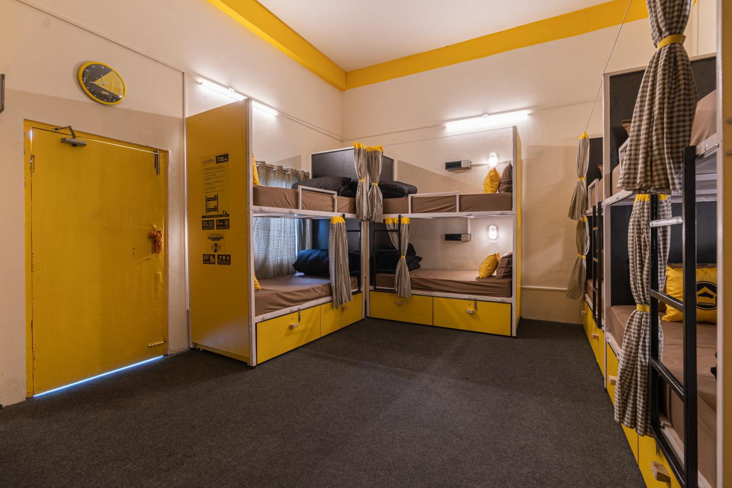 Bed in 8-Bed Mixed Dormitory Room with Garden View photo 2