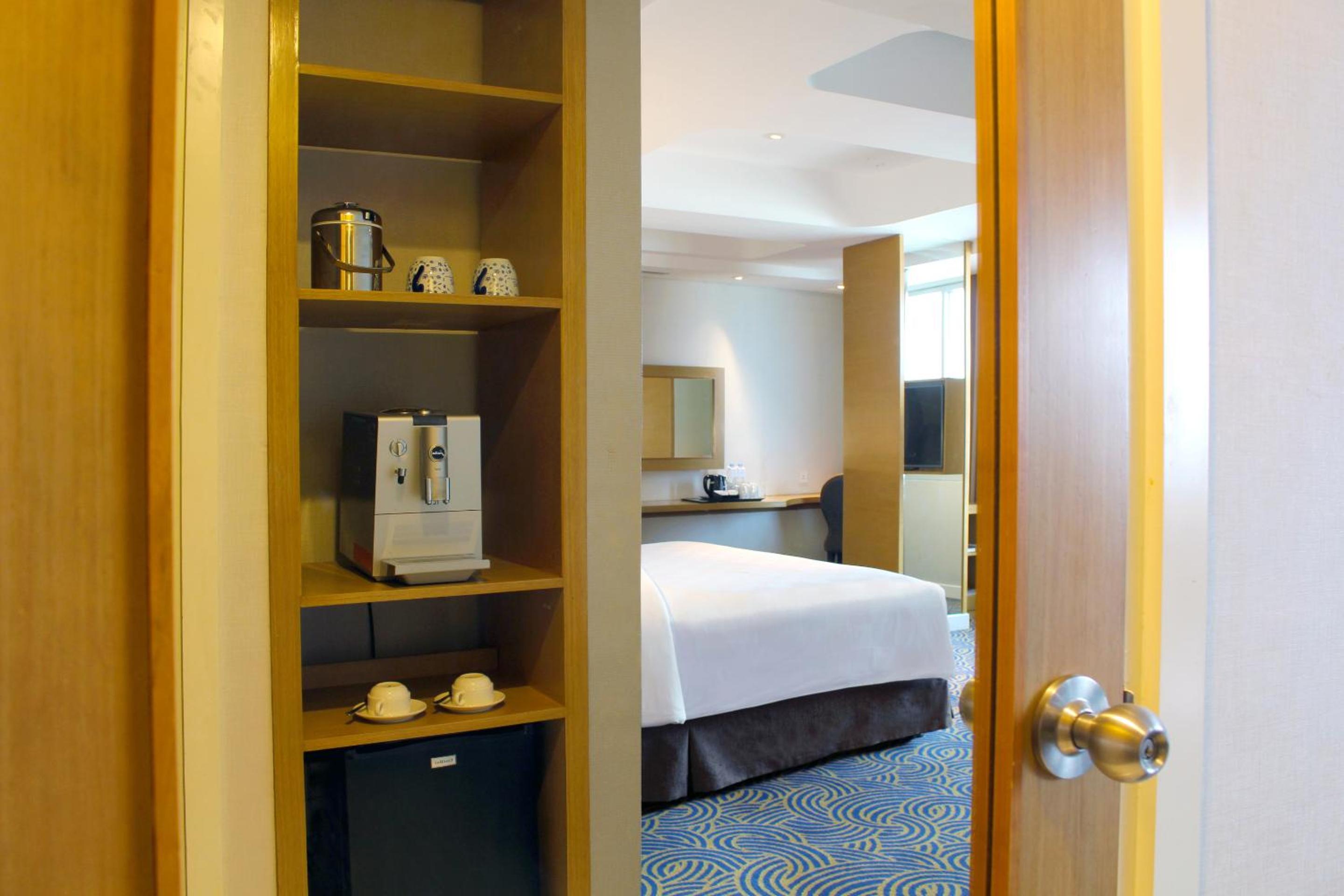 Business Suite - Photo 3