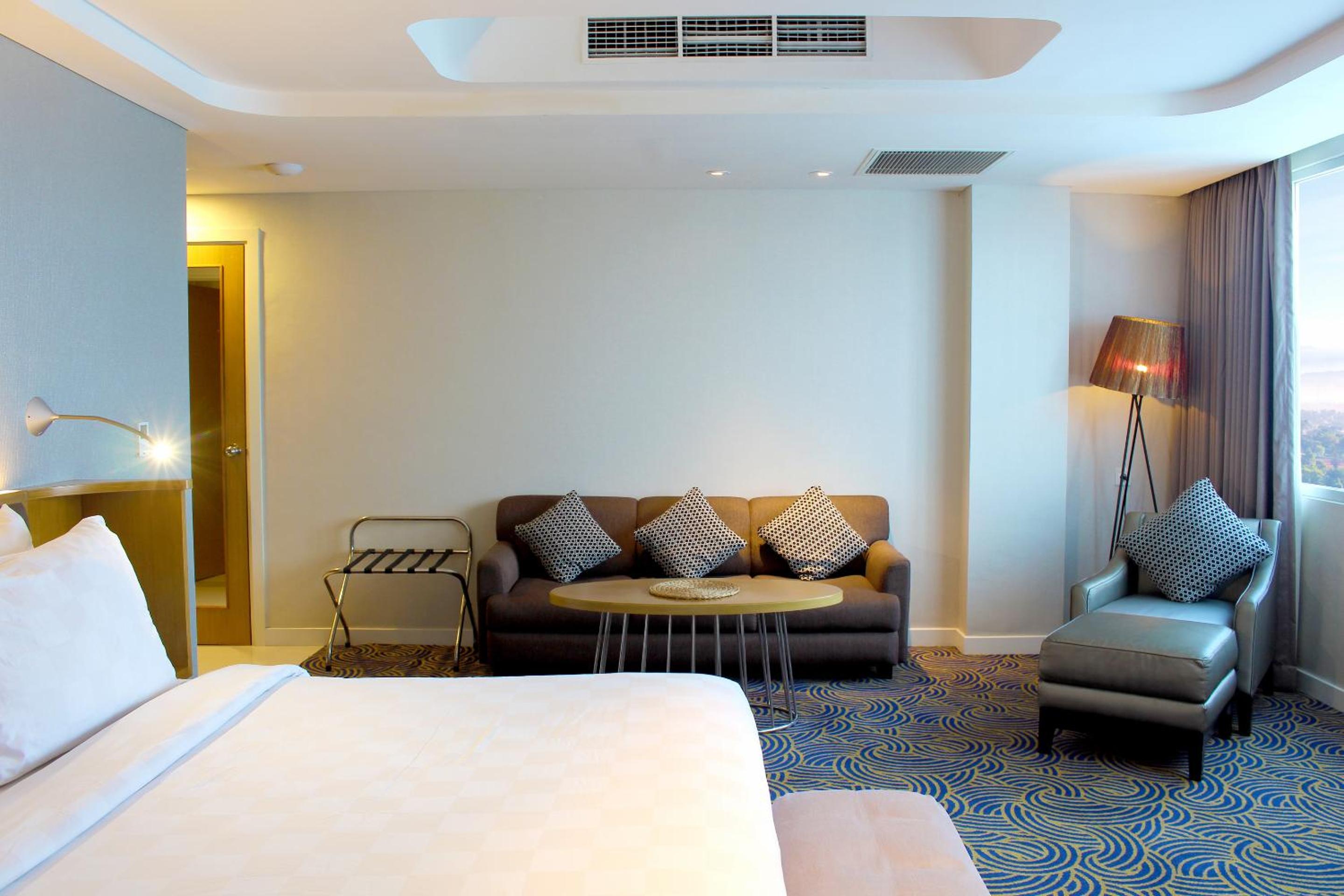 Business Suite - Photo 2