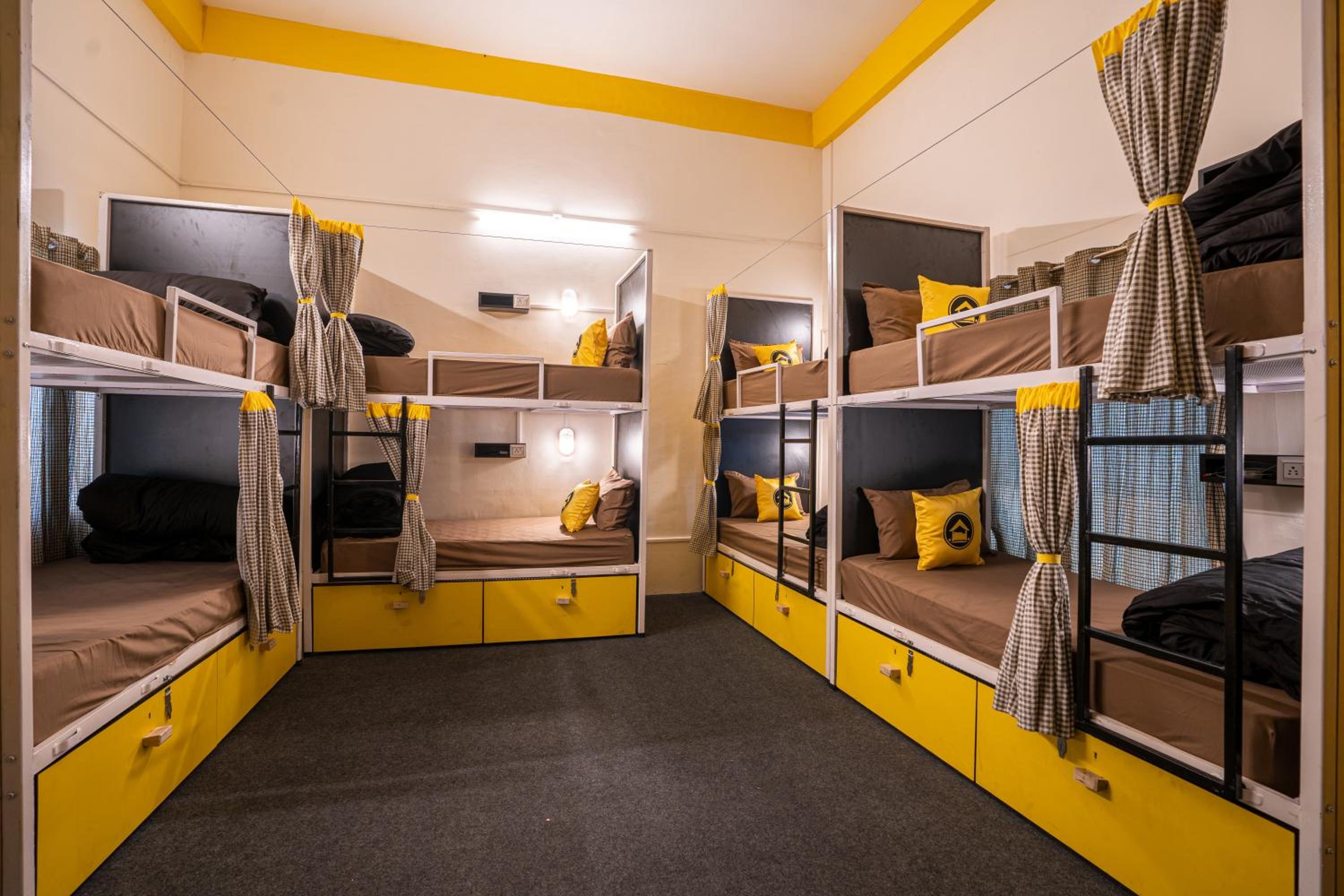 Bed in 8-Bed Mixed Dormitory Room with Garden View photo 1