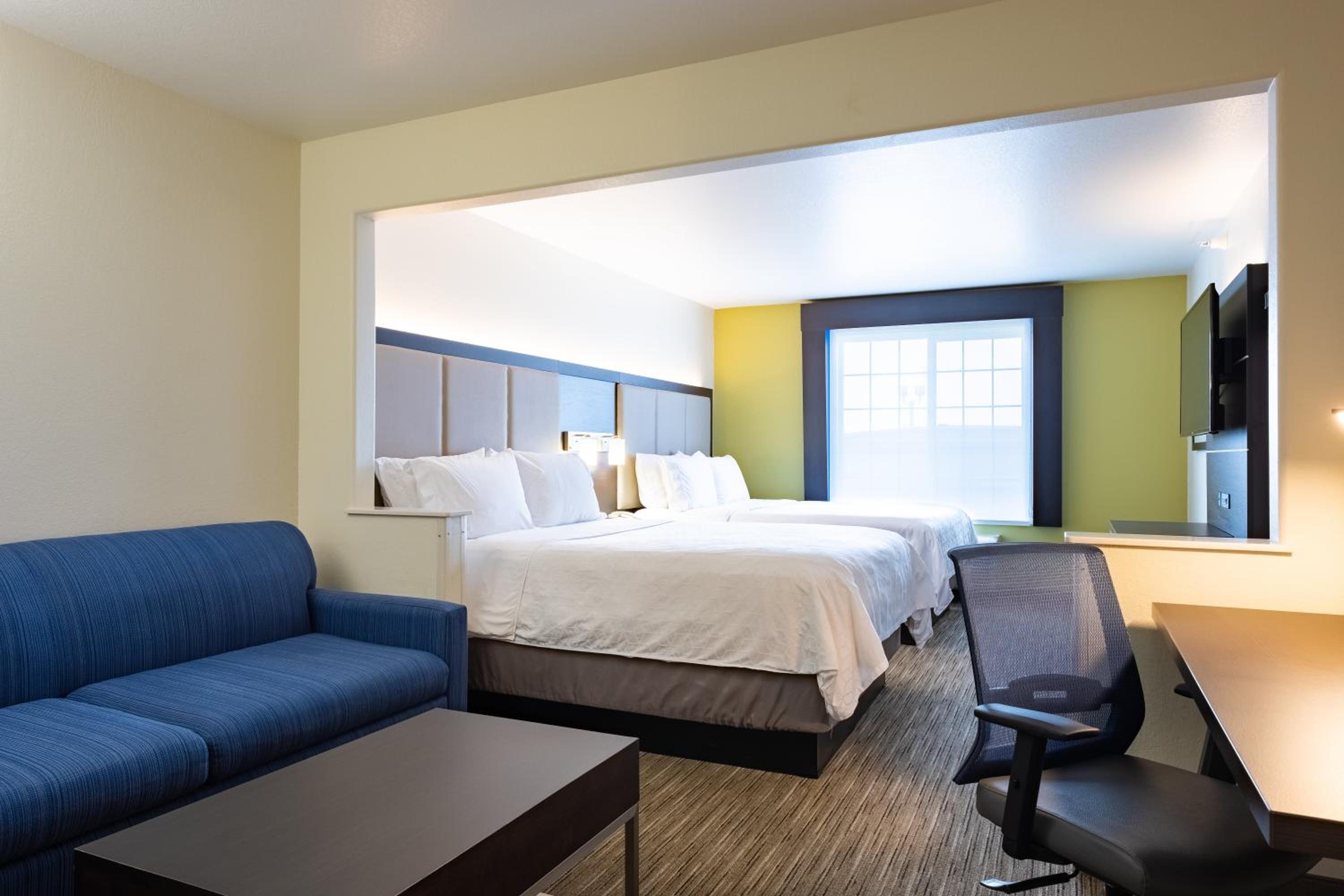 Queen Suite with Two Queen Beds - Photo 4