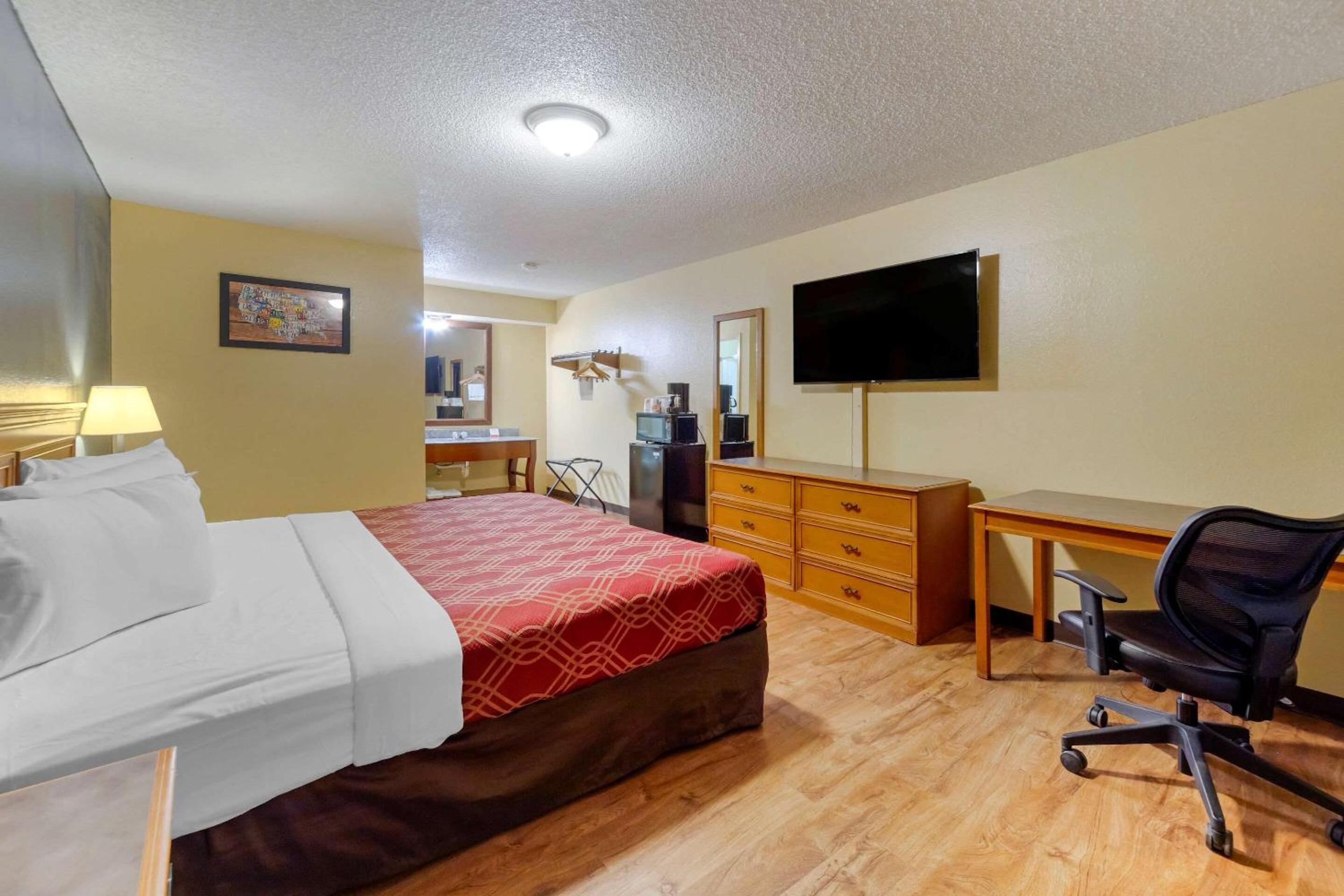 King Room - Non-Smoking - Photo 2
