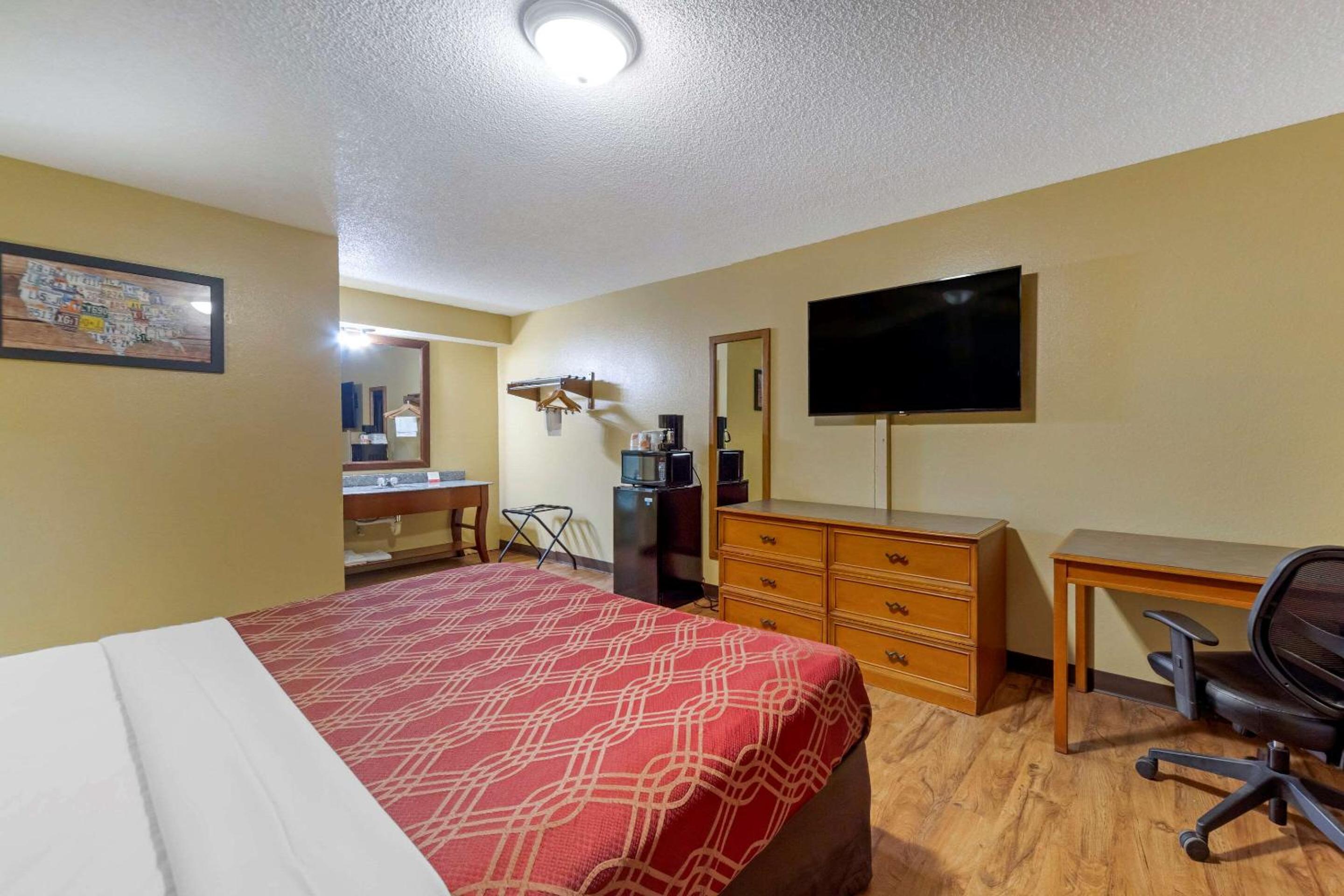 King Room - Non-Smoking - Photo 4