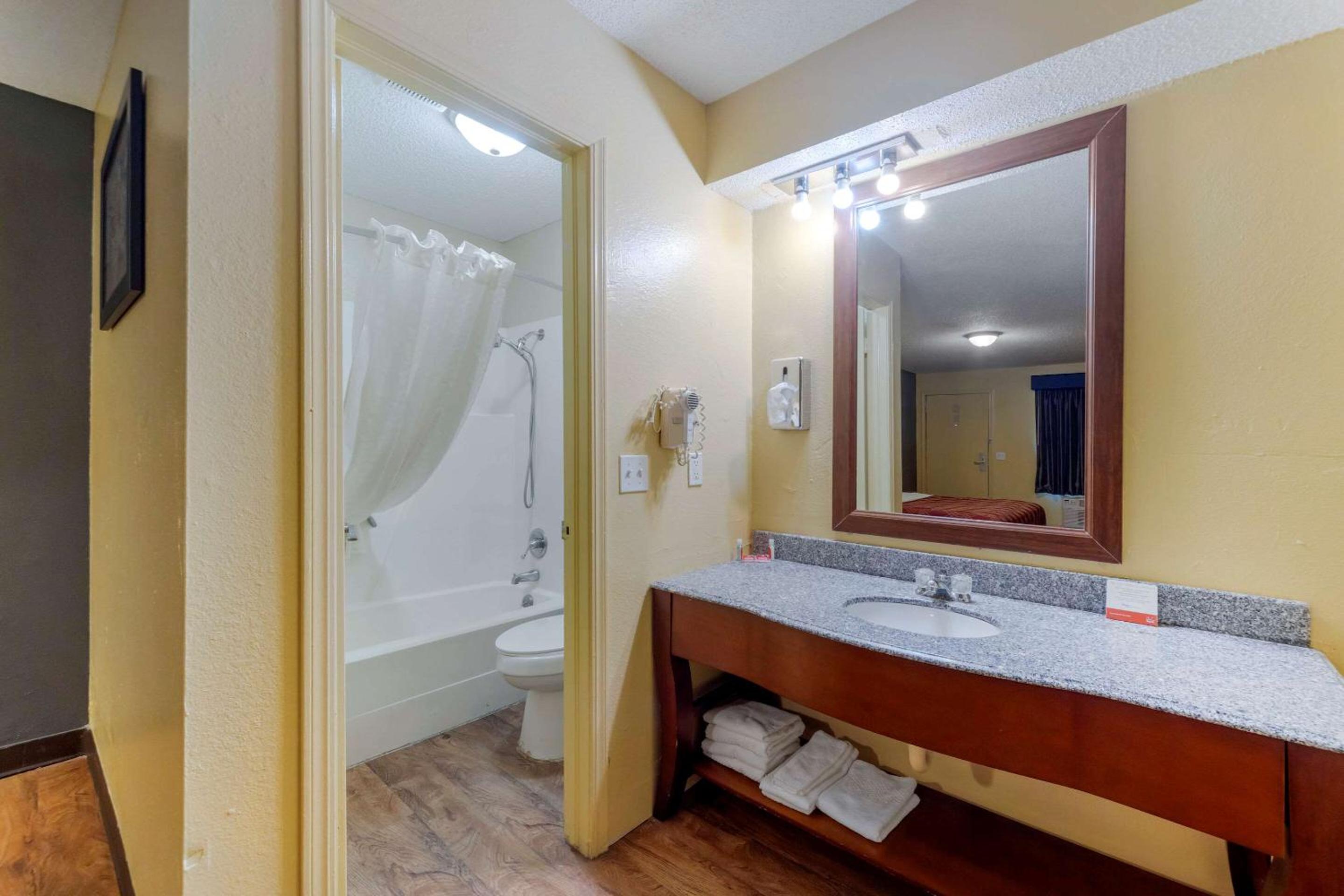 King Room - Non-Smoking - Photo 6