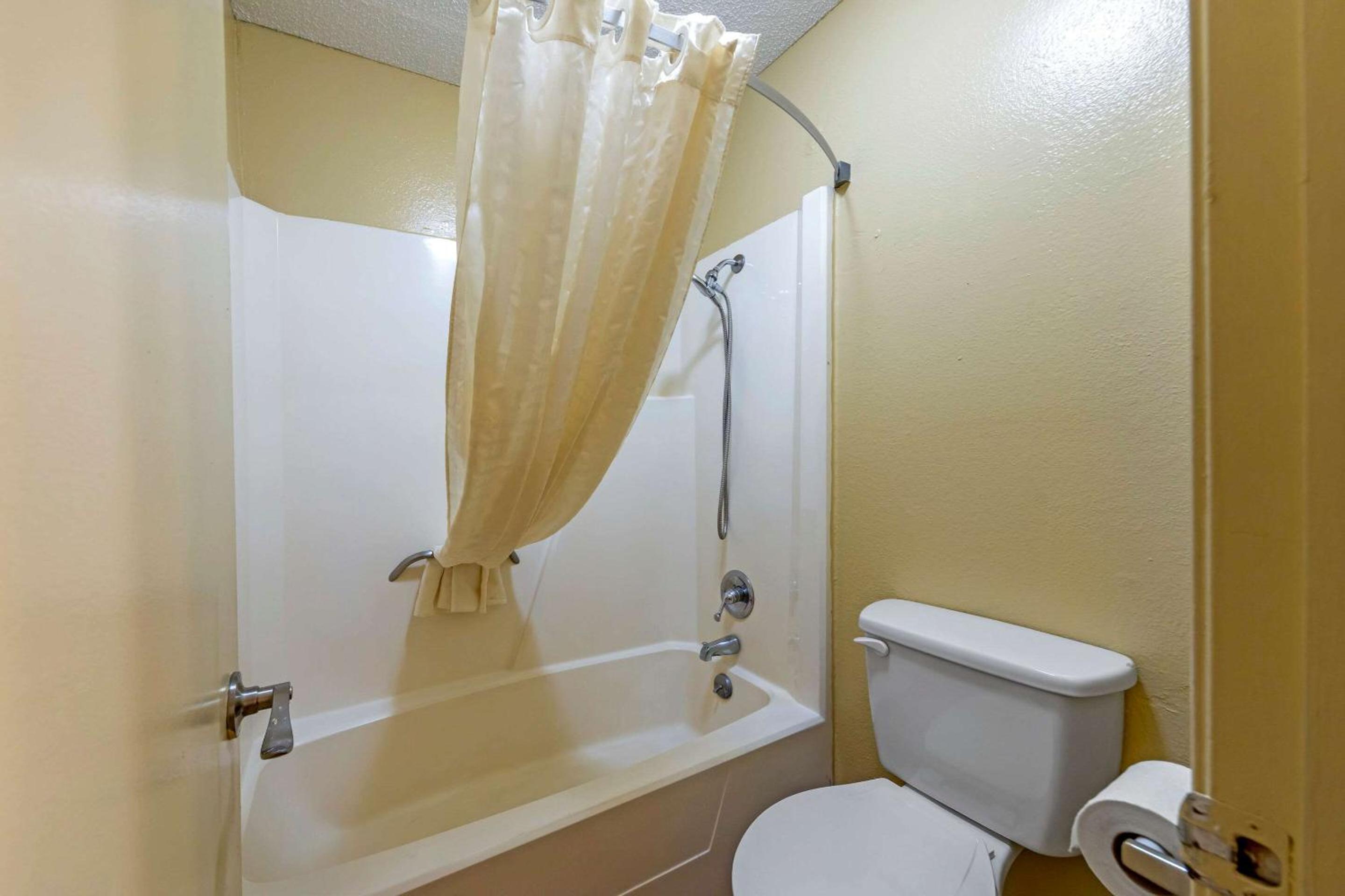 King Room - Non-Smoking - Photo 7