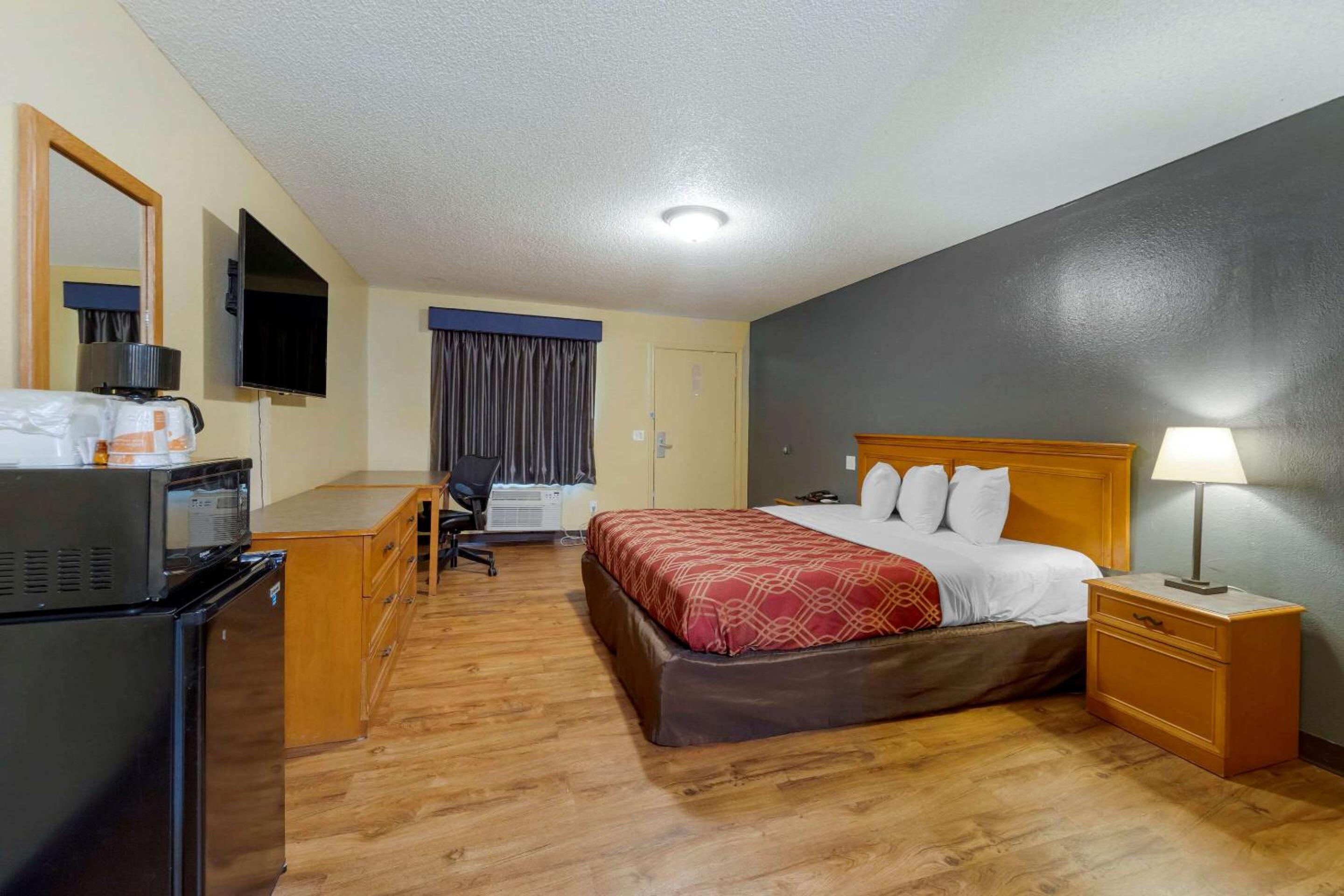King Room - Non-Smoking - Photo 8