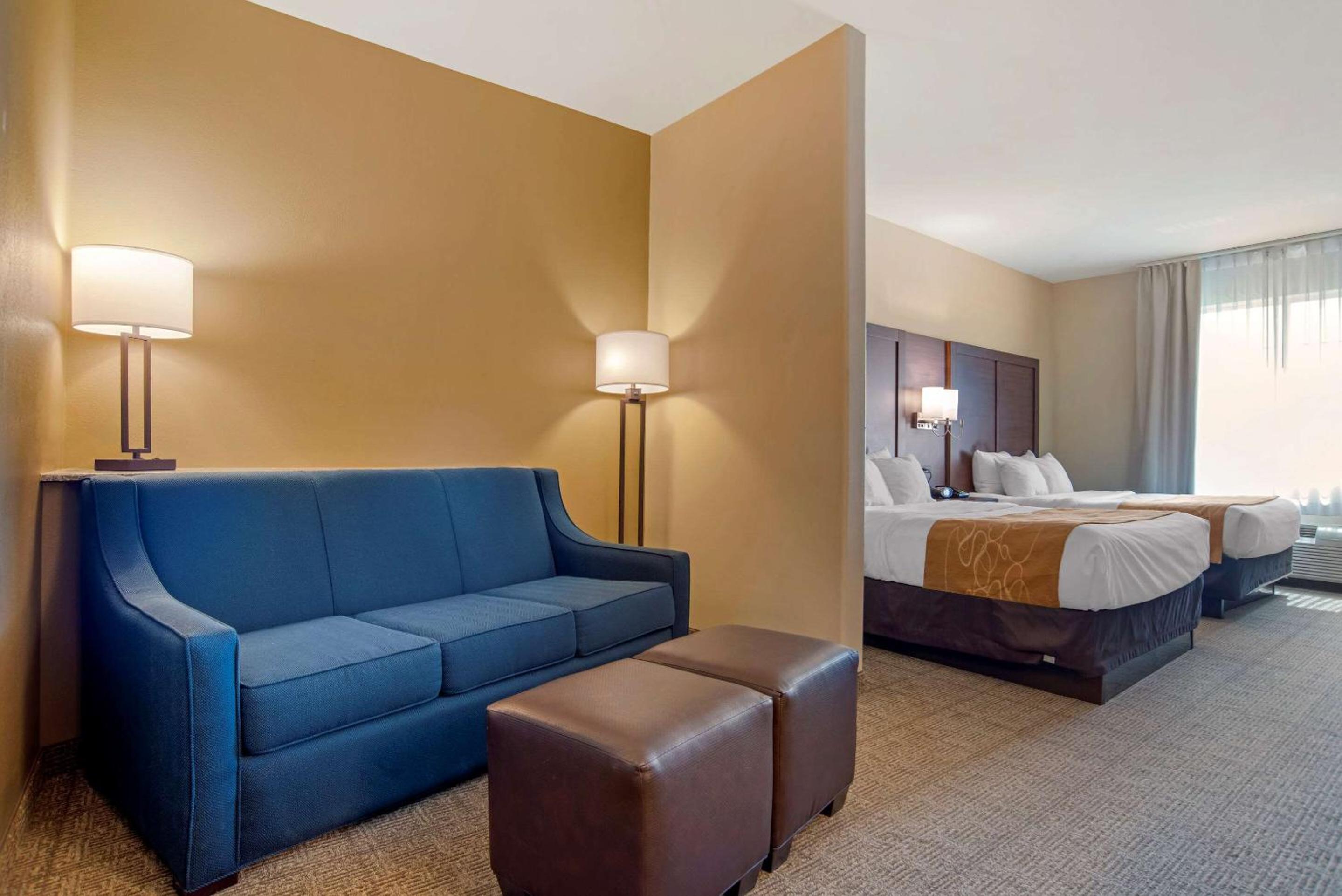 Queen Room with Two Queen Beds - Non-Smoking - Photo 1