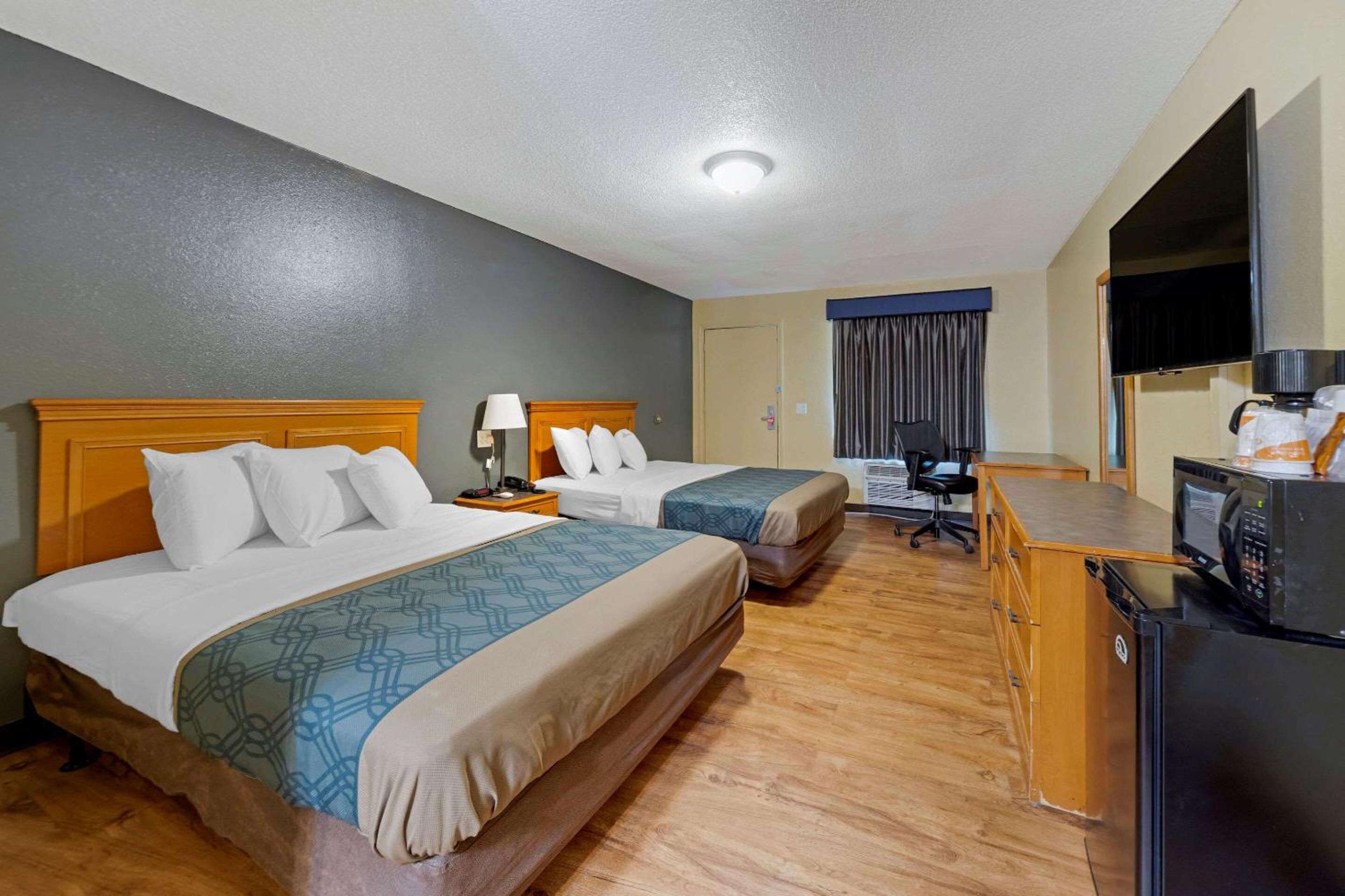 Queen Room with Two Queen Beds - Smoking - Photo 2