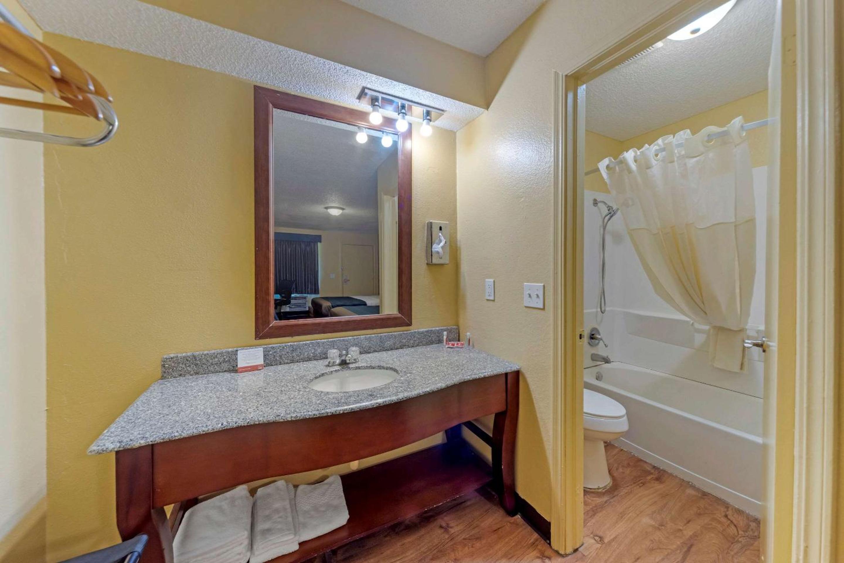 Queen Room with Two Queen Beds - Smoking - Photo 5