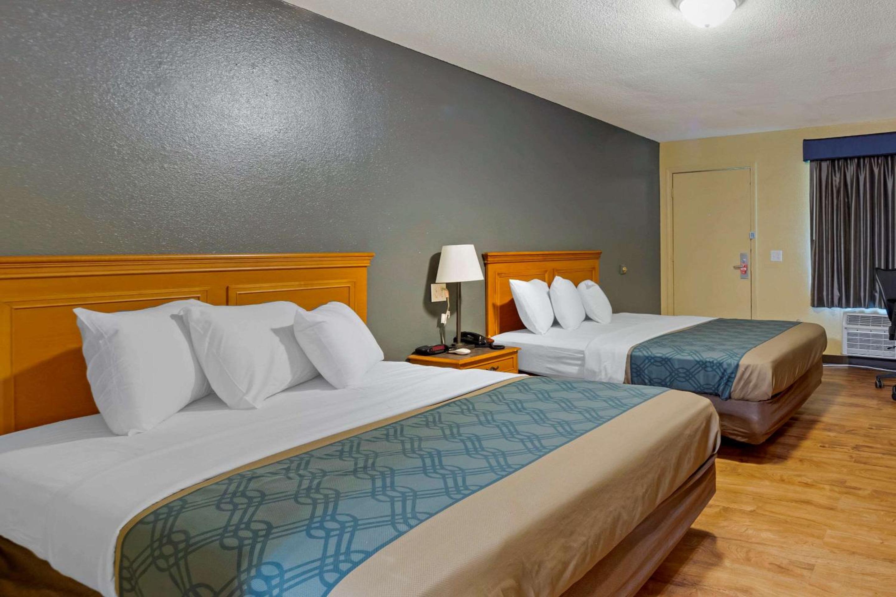 Queen Room with Two Queen Beds - Smoking - Photo 7