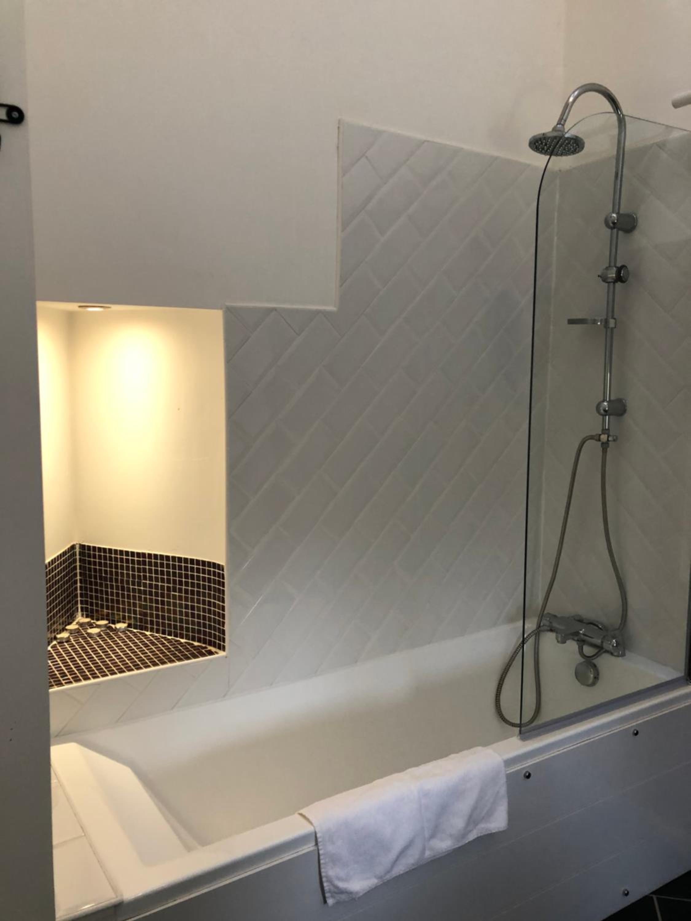 Double or Twin Room - Photo 4