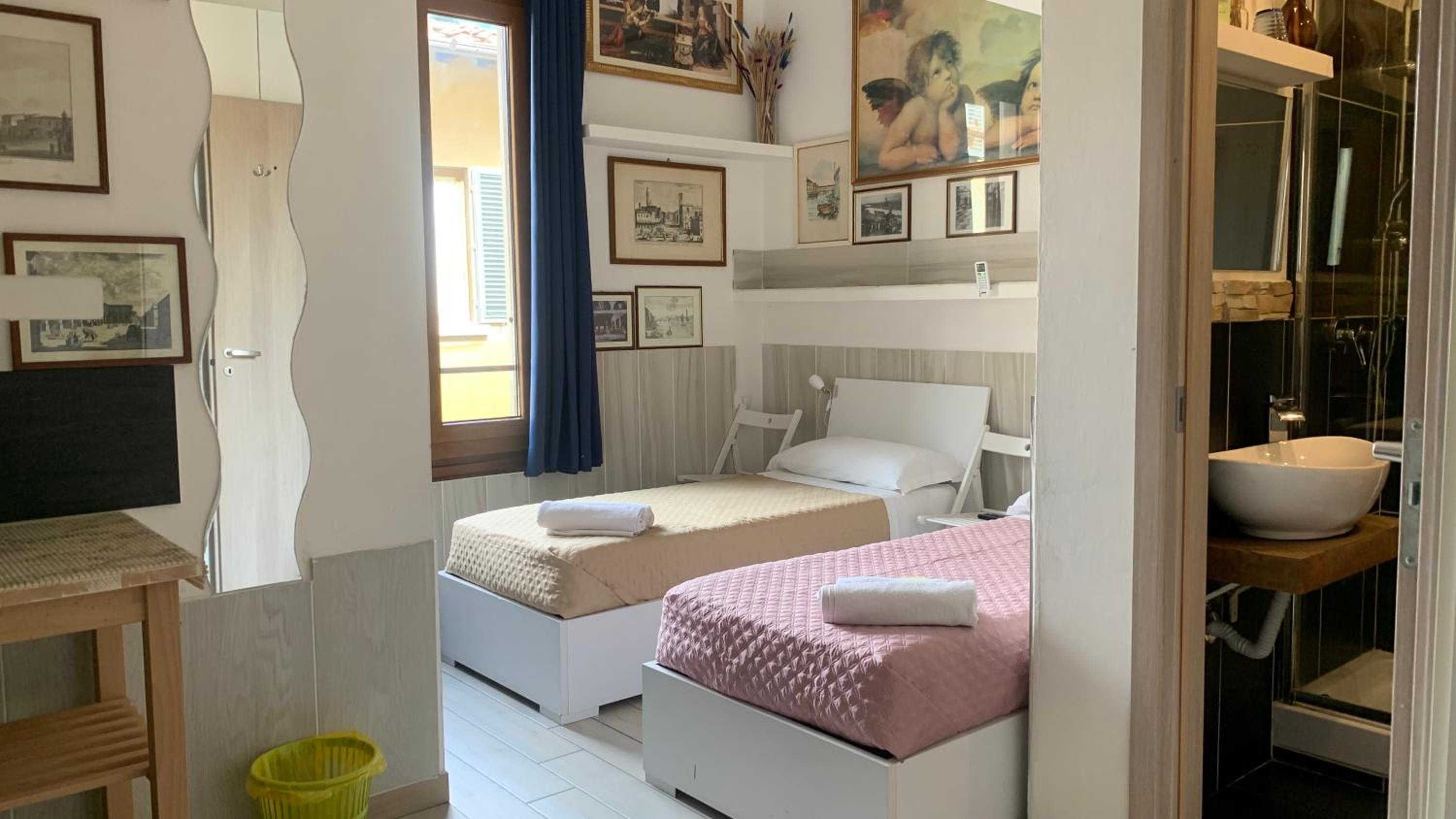 Double Room with Private Bathroom photo 1
