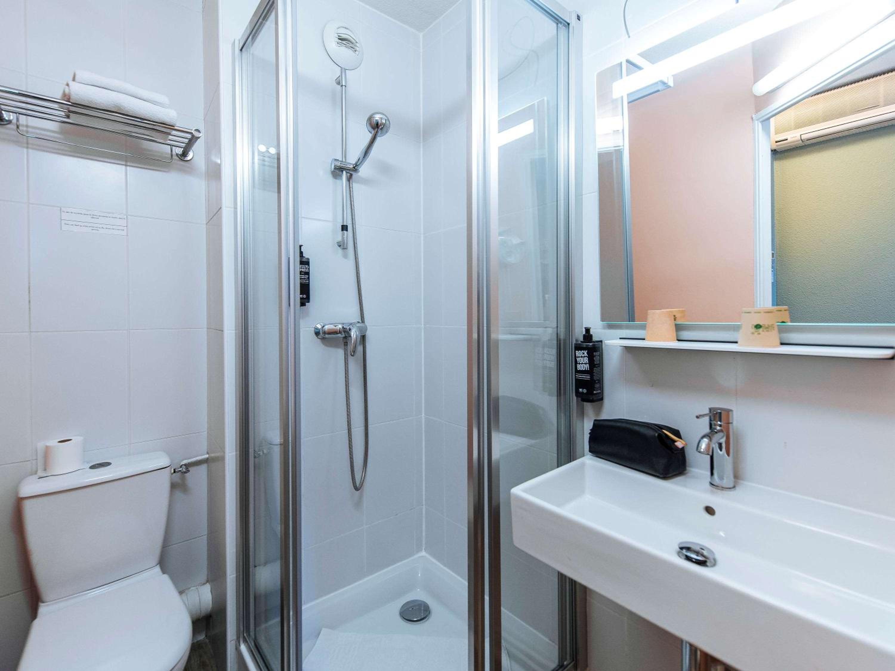 Standard Double Room - Photo 8