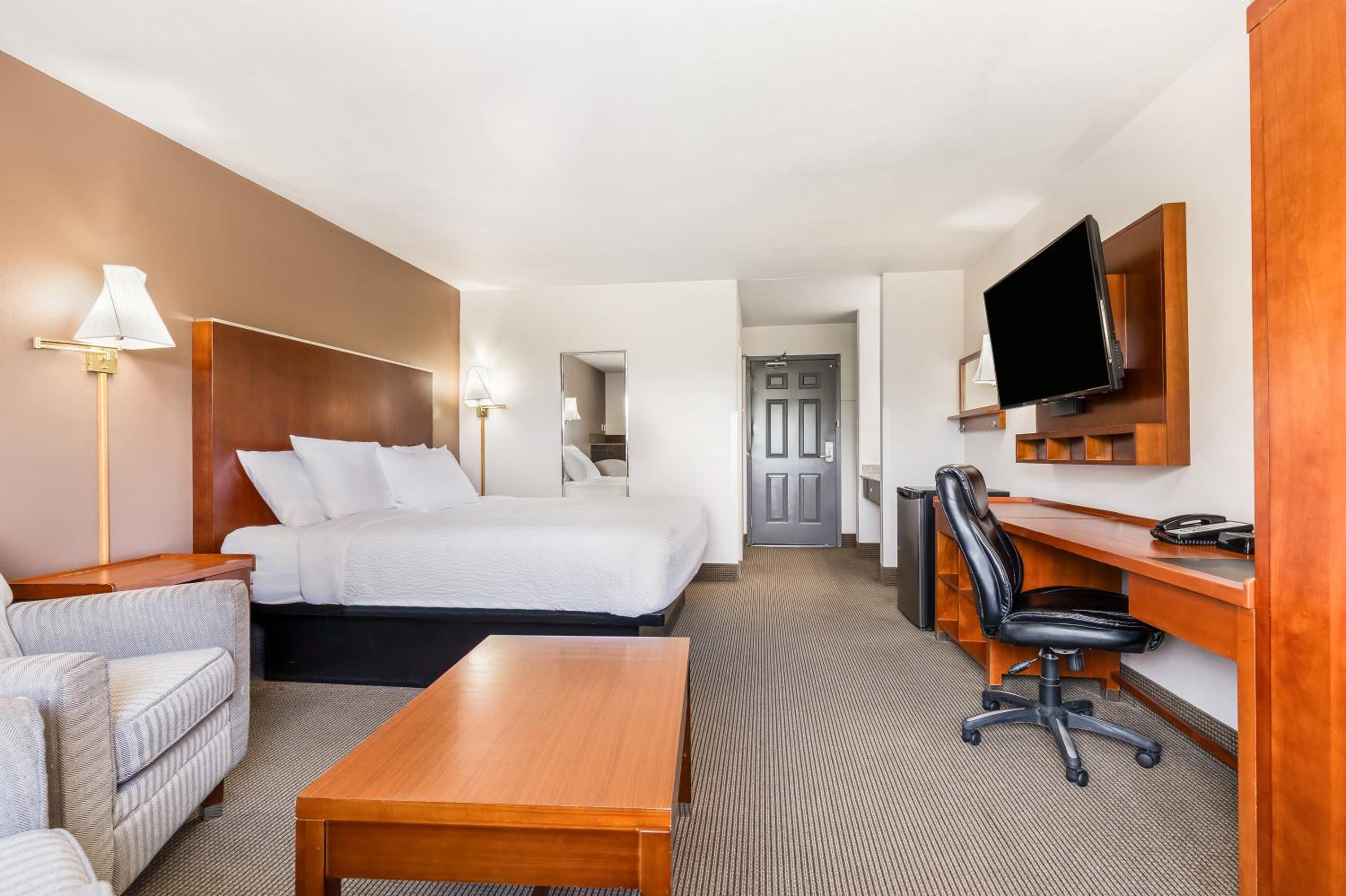 Deluxe King Room - Non-Smoking photo 3