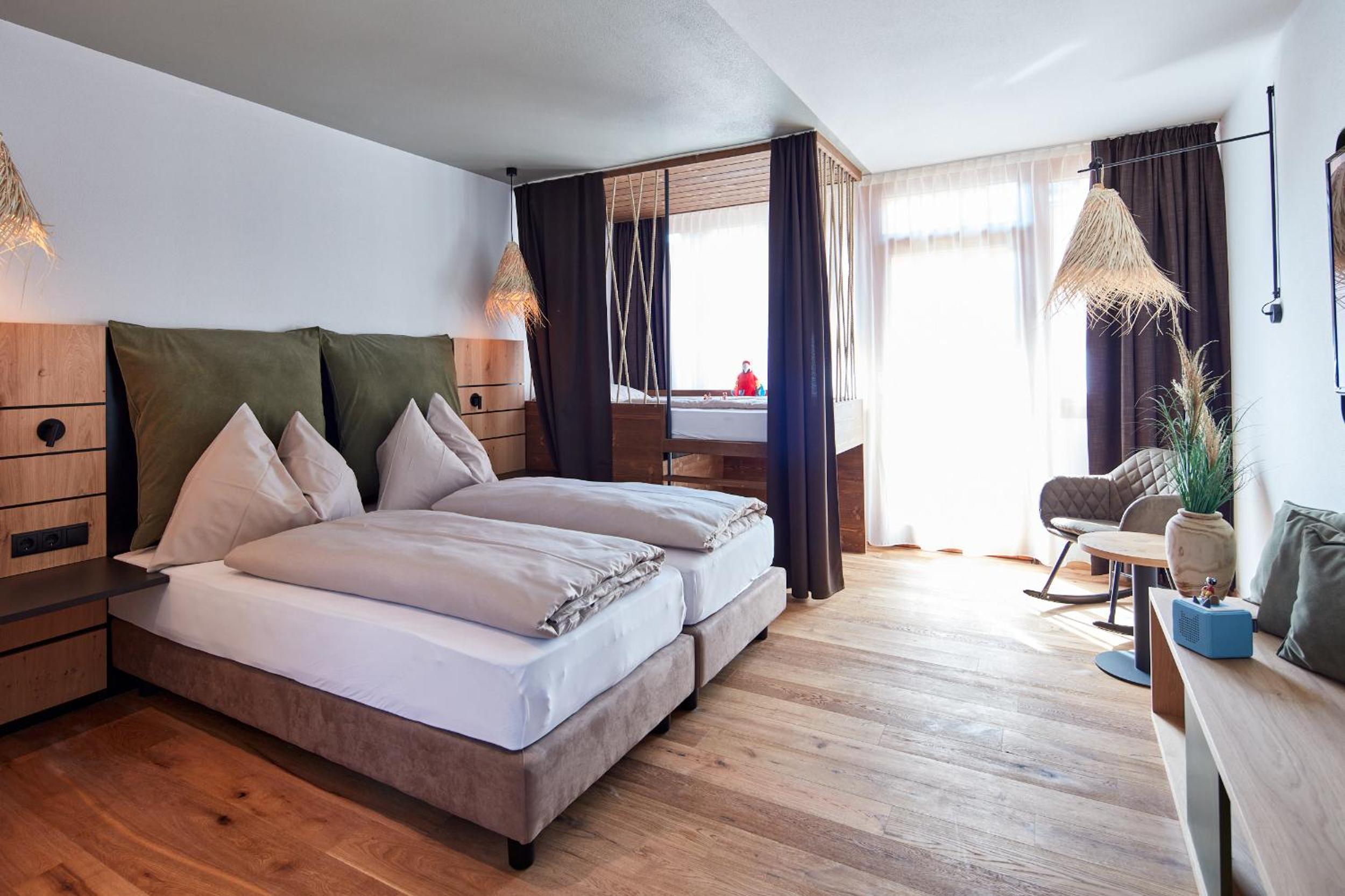 Deluxe Double Room (2 Adults + 1 Child) - Photo 1
