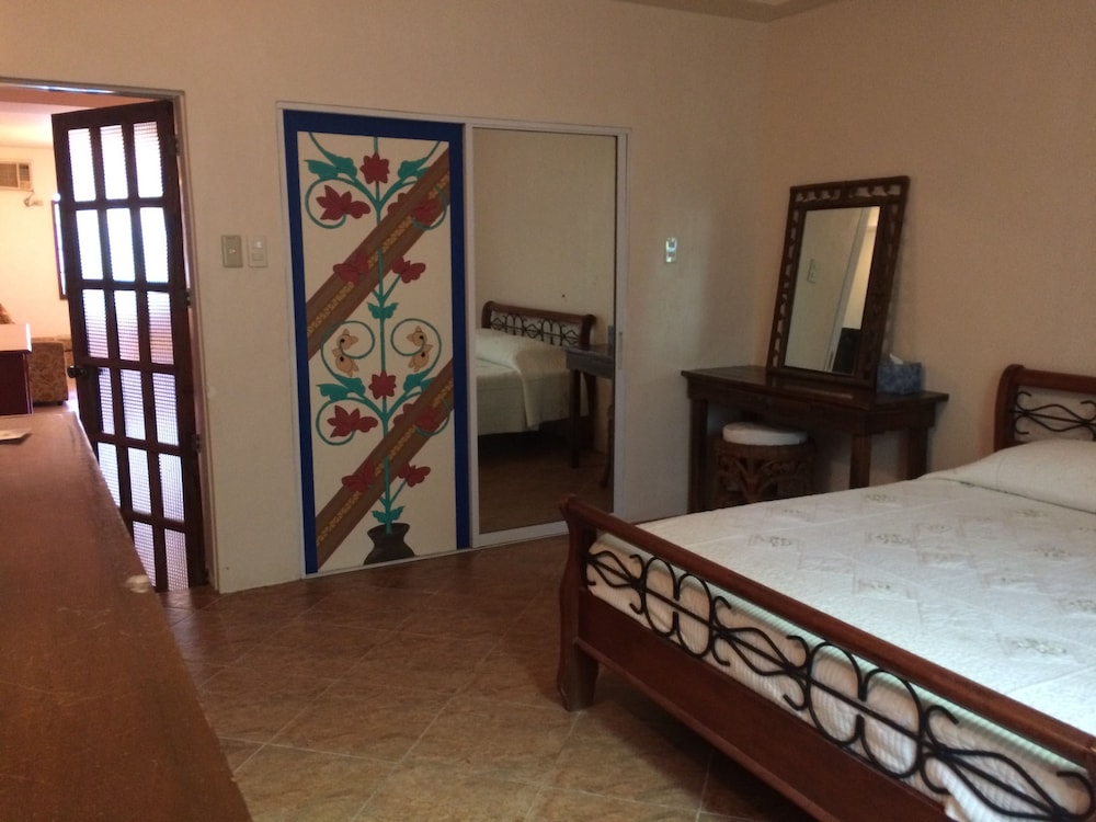 Family Room (B) photo 3
