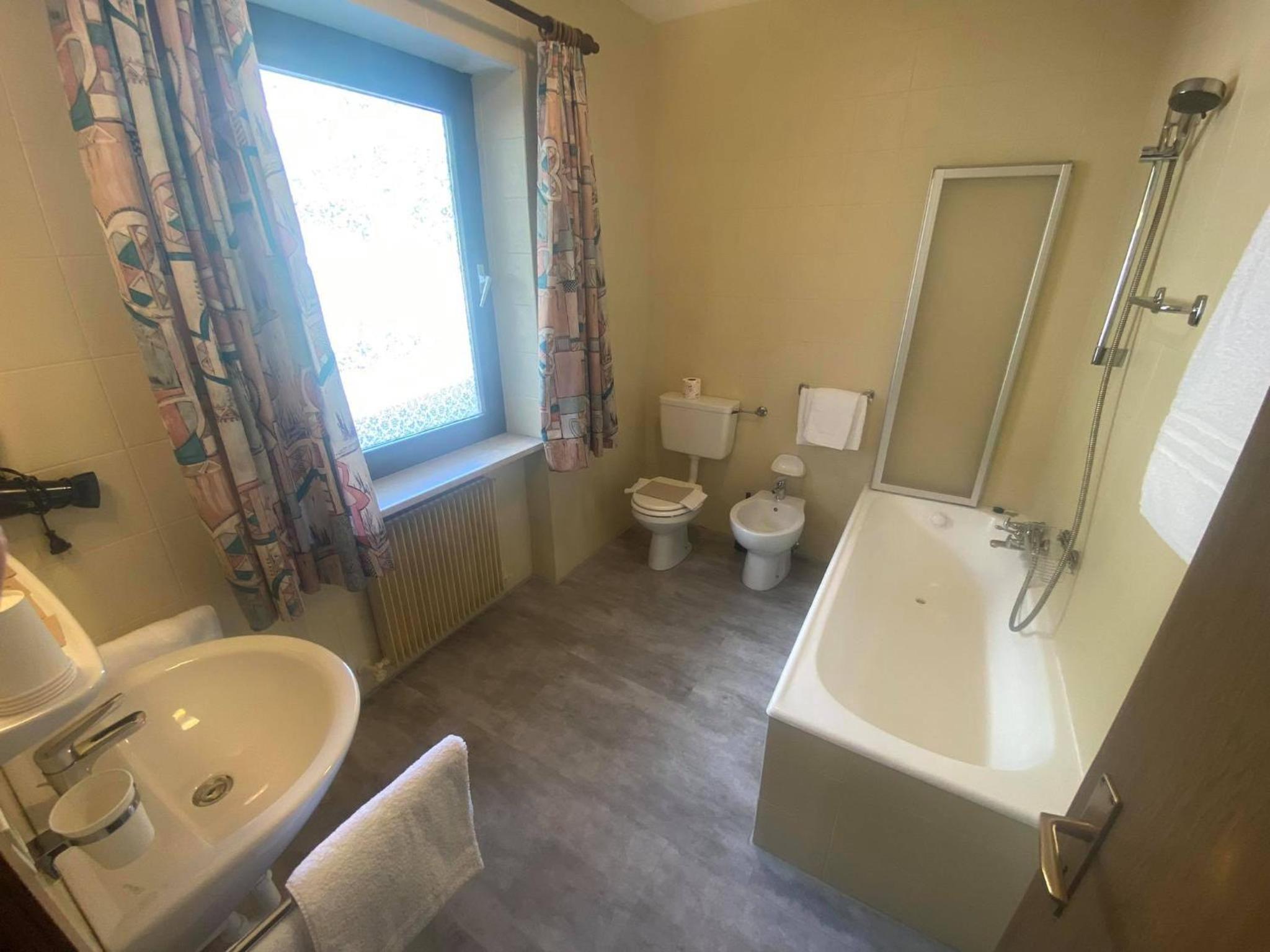 Quadruple Room with Balcony - Photo 11