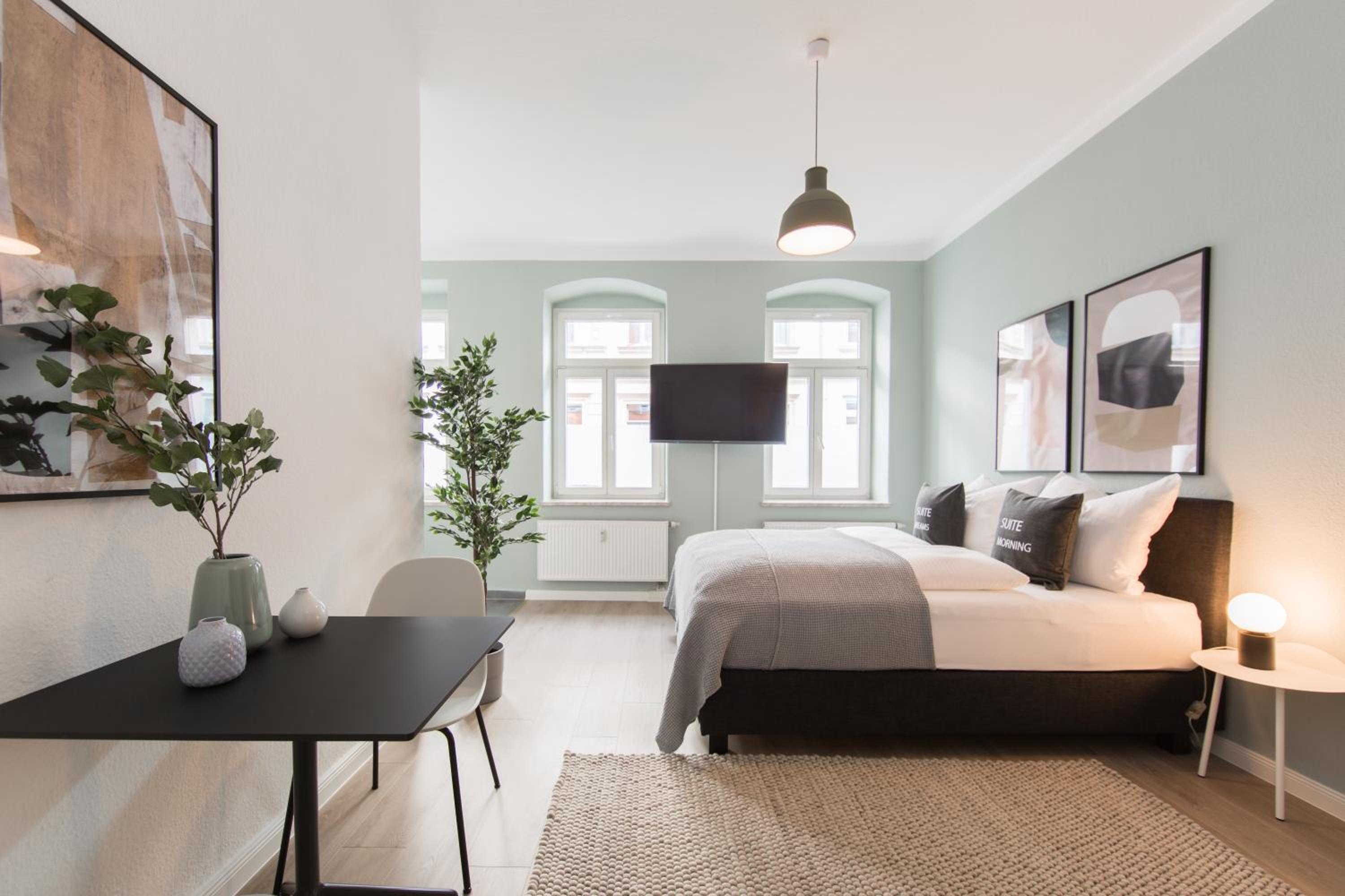 Suite - Photo 1
