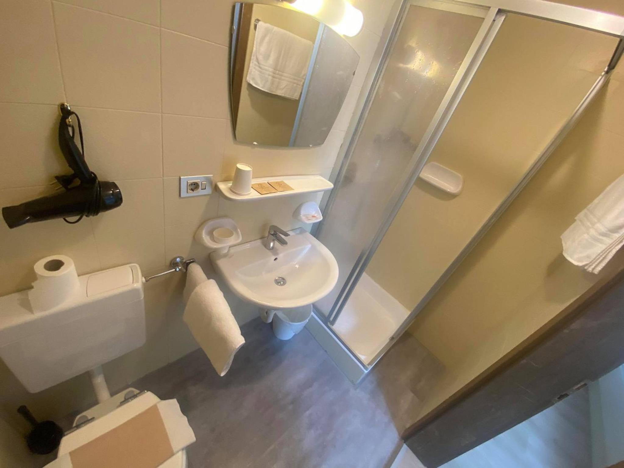 Double Room with Balcony - Photo 13