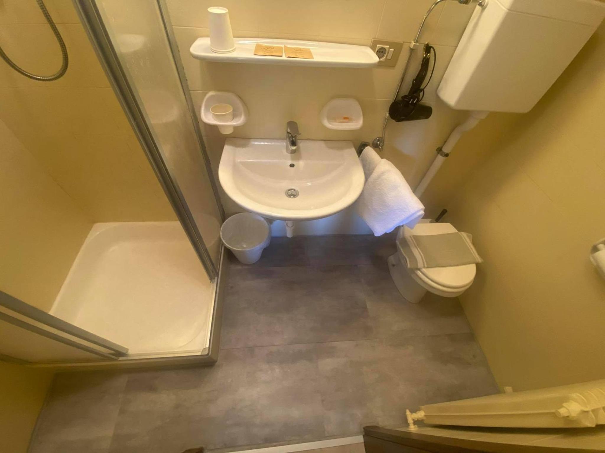 Double Room with Balcony - Photo 8