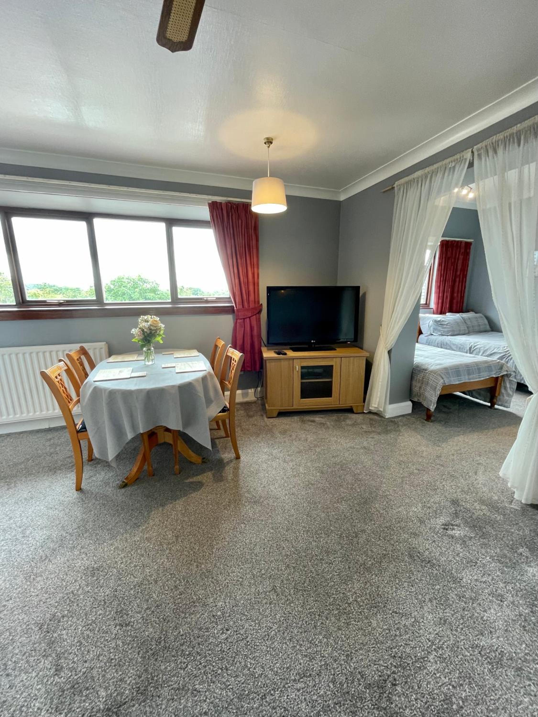 Large Double Room - Photo 1
